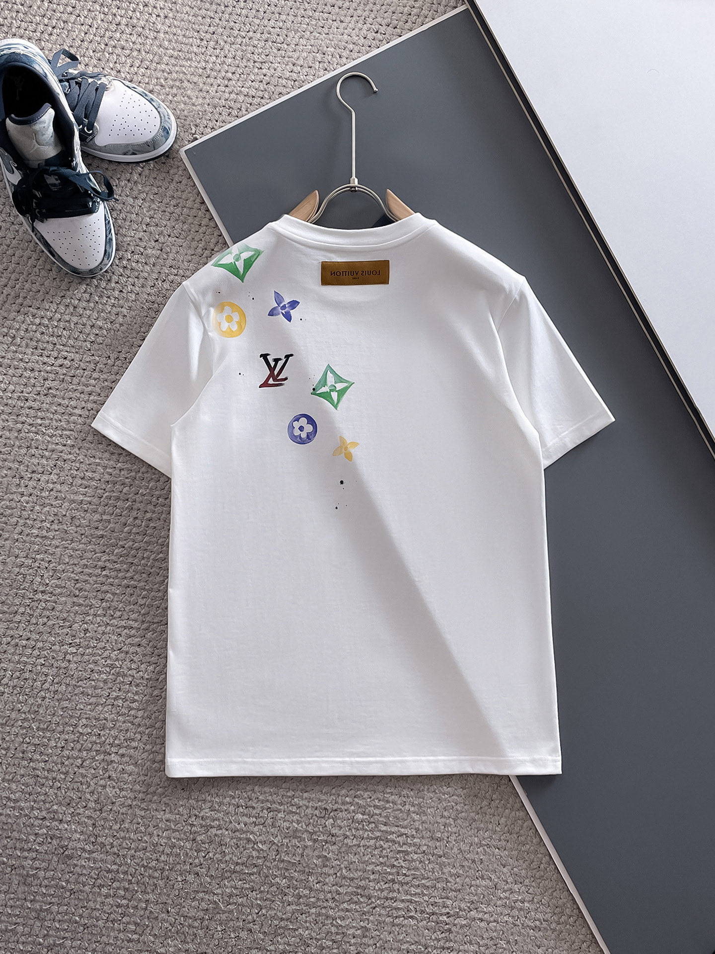  LV 🔥🔥高端定制 2025春夏新款首发专柜最新款短袖圆领T恤 高端订制 设计前卫时尚！品牌logo重