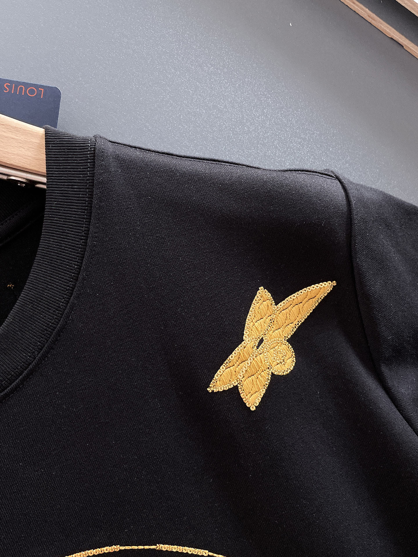  LV 🔥🔥高端定制 2025春夏新款首发专柜最新款短袖圆领T恤 高端订制 设计前卫时尚！品牌logo重