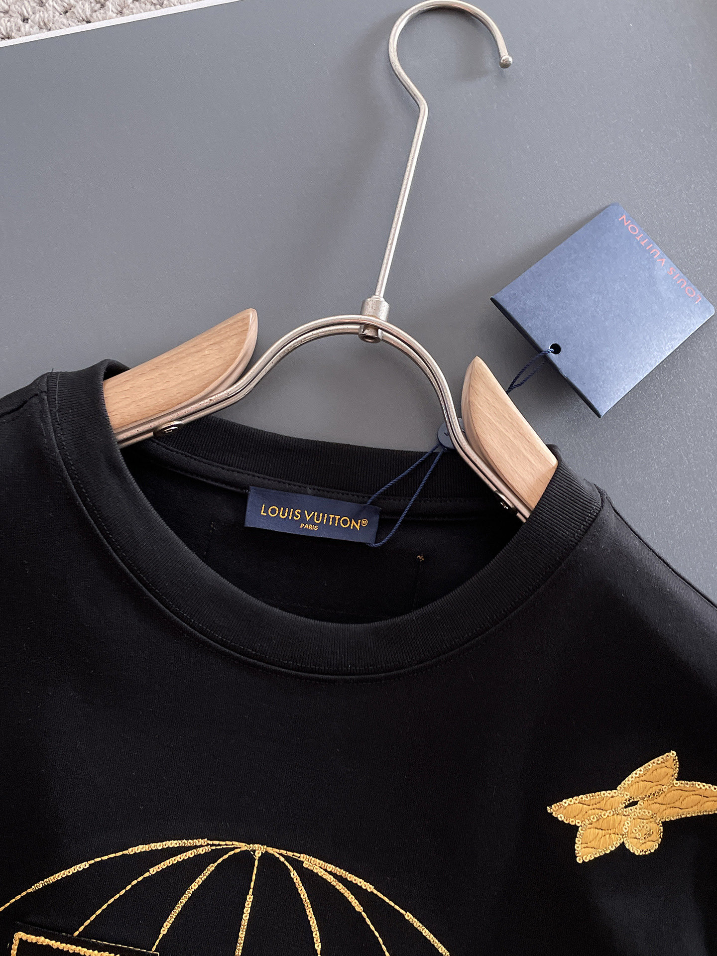  LV 🔥🔥高端定制 2025春夏新款首发专柜最新款短袖圆领T恤 高端订制 设计前卫时尚！品牌logo重