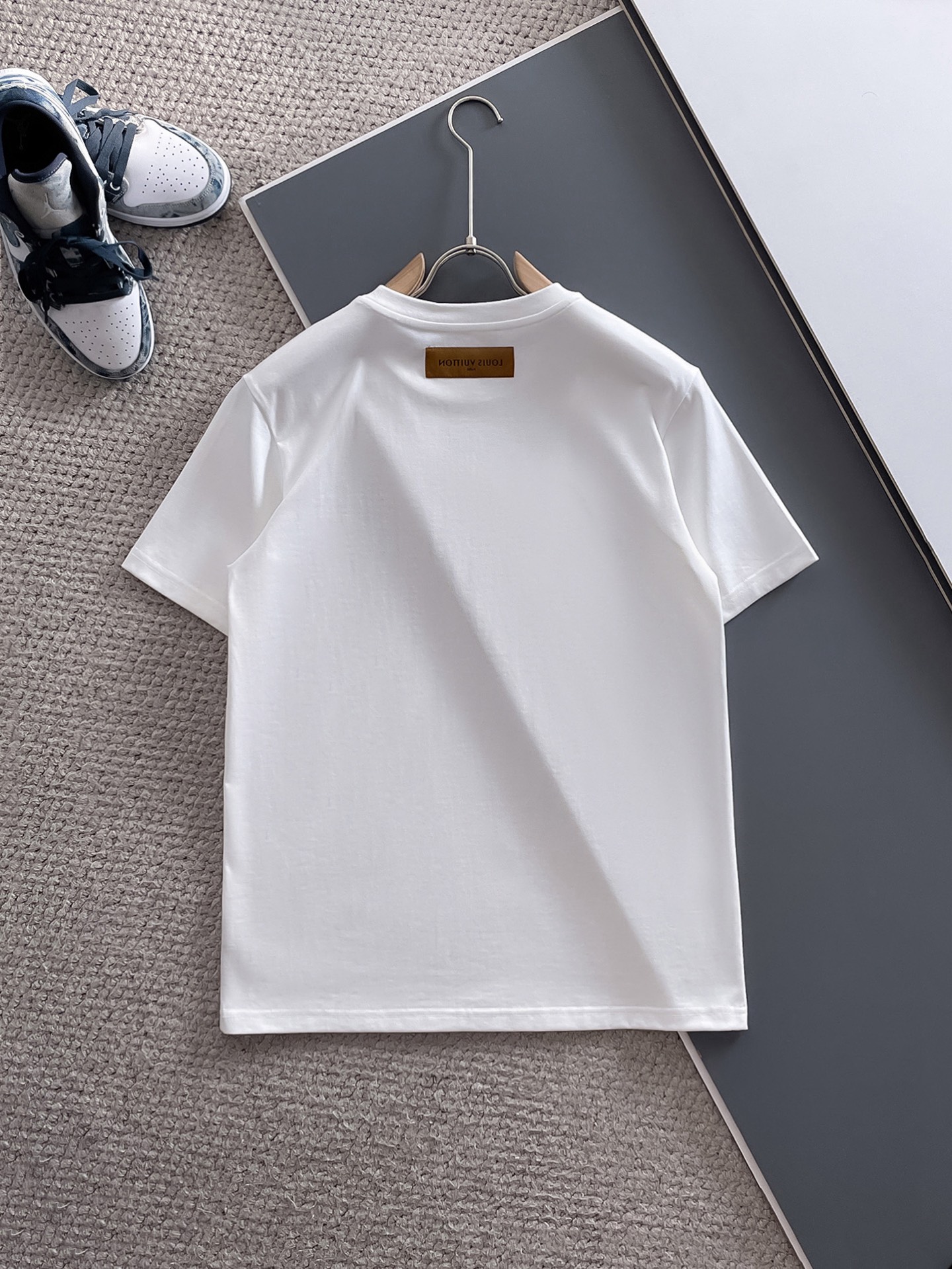  LV 🔥🔥高端定制 2025春夏新款首发专柜最新款短袖圆领T恤 高端订制 设计前卫时尚！品牌logo重