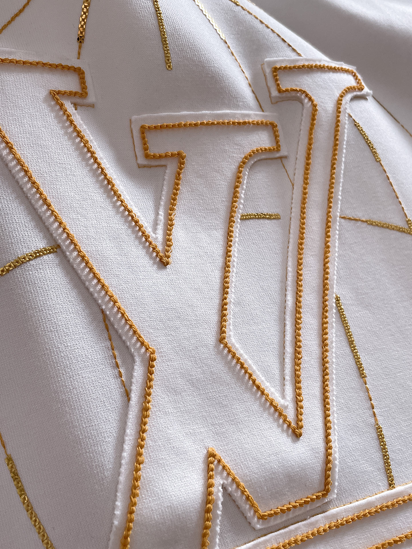  LV 🔥🔥高端定制 2025春夏新款首发专柜最新款短袖圆领T恤 高端订制 设计前卫时尚！品牌logo重