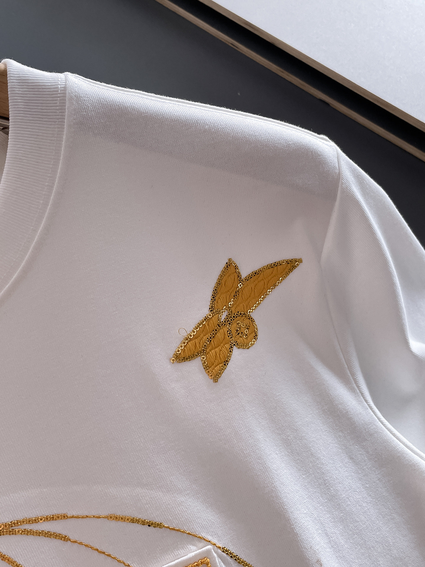  LV 🔥🔥高端定制 2025春夏新款首发专柜最新款短袖圆领T恤 高端订制 设计前卫时尚！品牌logo重