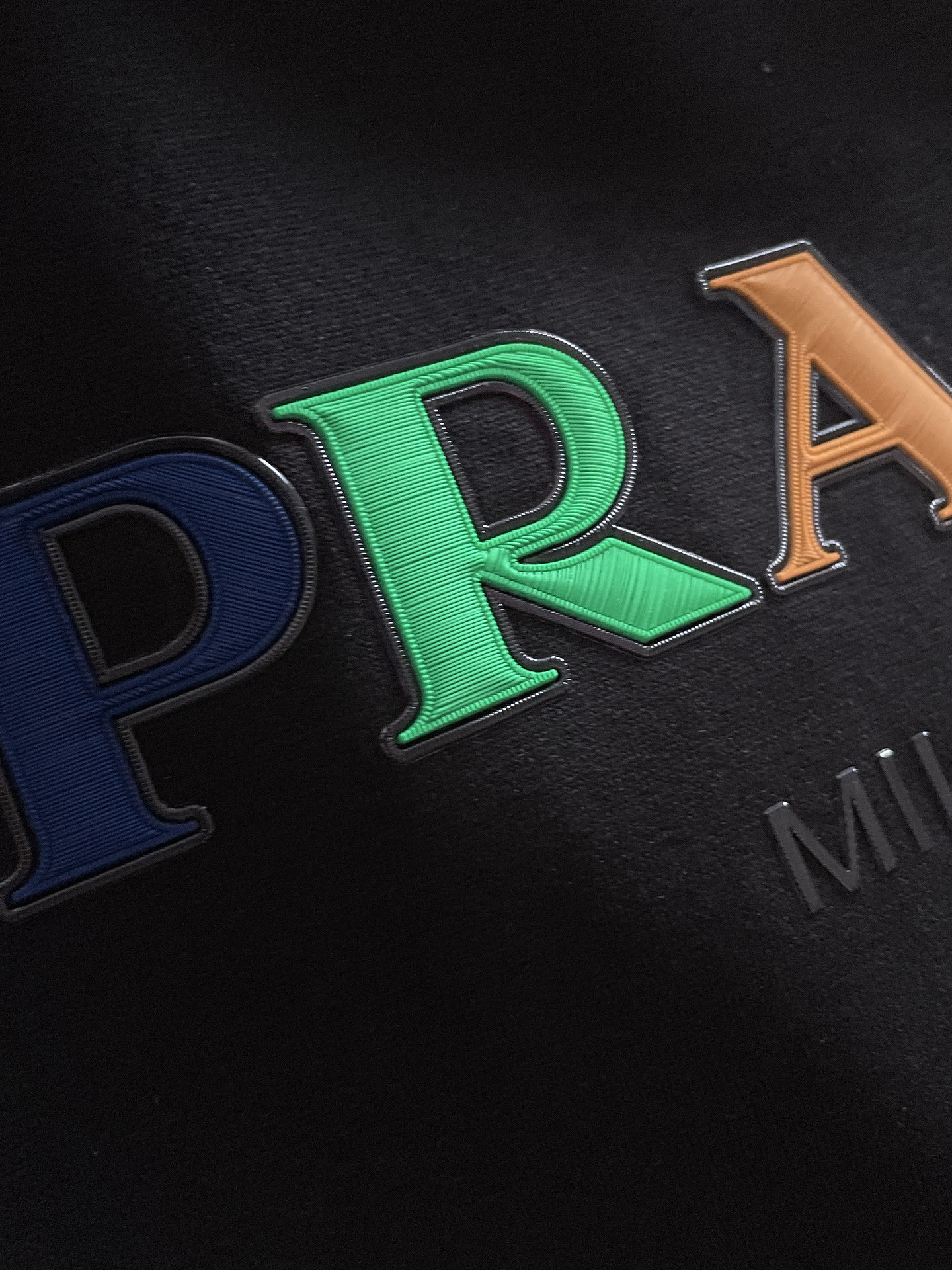  Prada 🔥🔥高端定制 2025春夏新款首发专柜最新款短袖圆领T恤 高端订制 设计前卫时尚！品牌lo