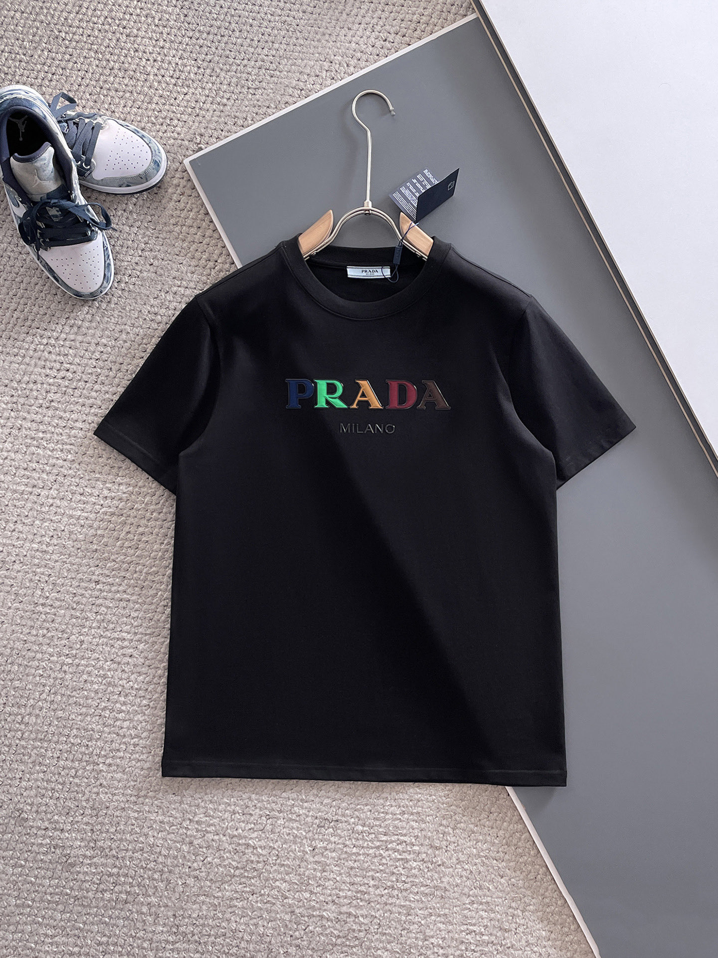  Prada 🔥🔥高端定制 2025春夏新款首发专柜最新款短袖圆领T恤 高端订制 设计前卫时尚！品牌lo