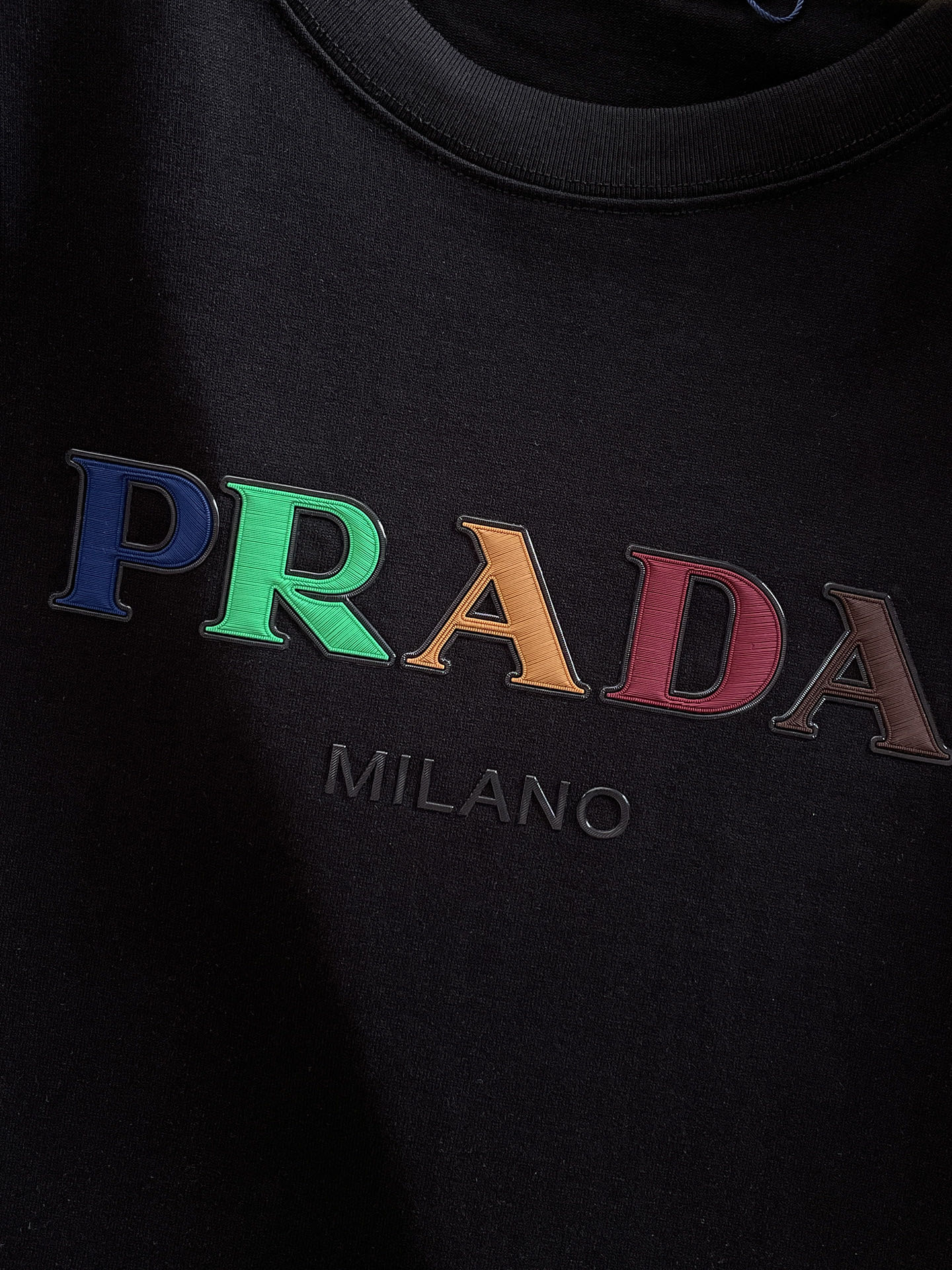  Prada 🔥🔥高端定制 2025春夏新款首发专柜最新款短袖圆领T恤 高端订制 设计前卫时尚！品牌lo