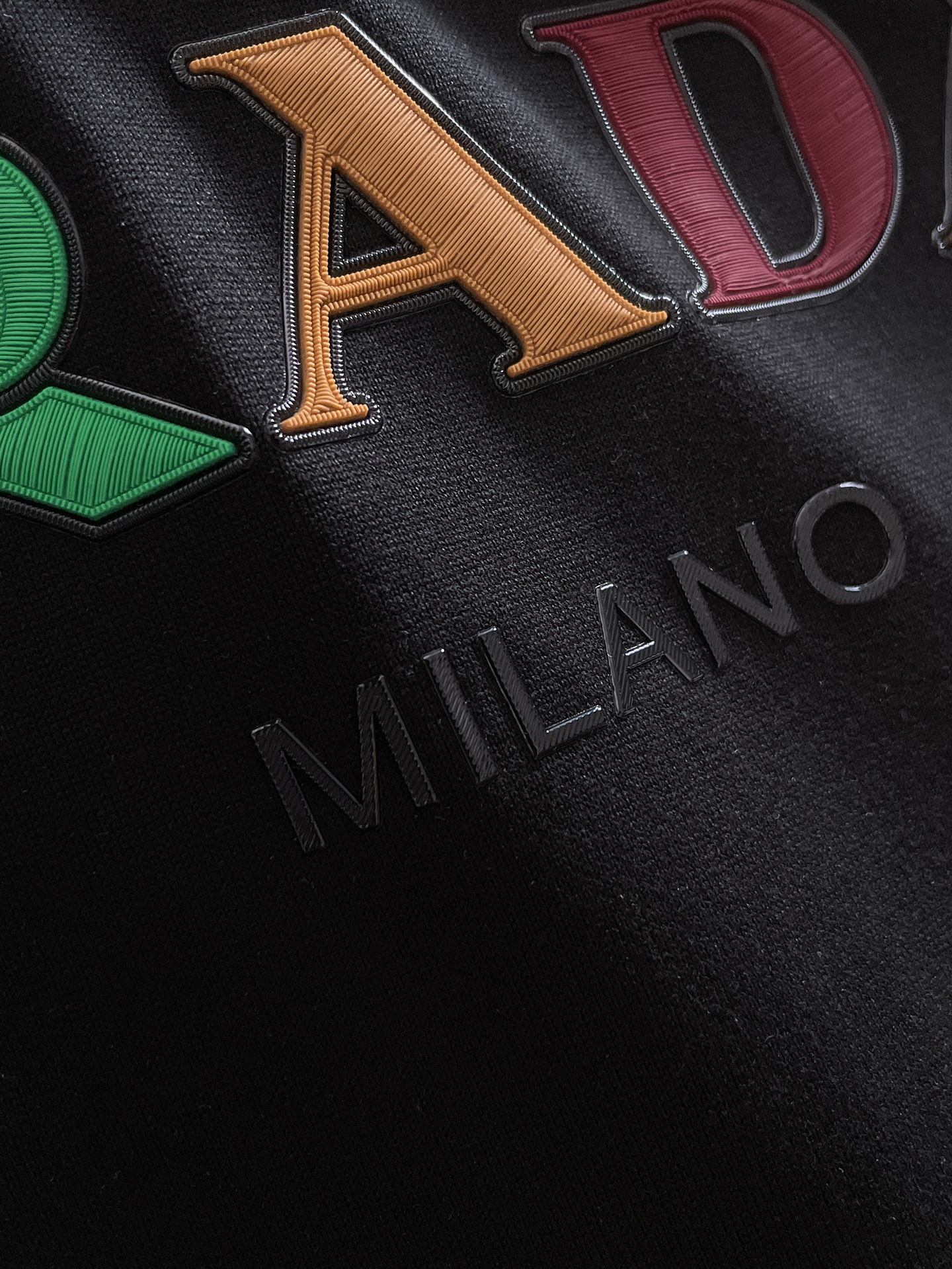  Prada 🔥🔥高端定制 2025春夏新款首发专柜最新款短袖圆领T恤 高端订制 设计前卫时尚！品牌lo