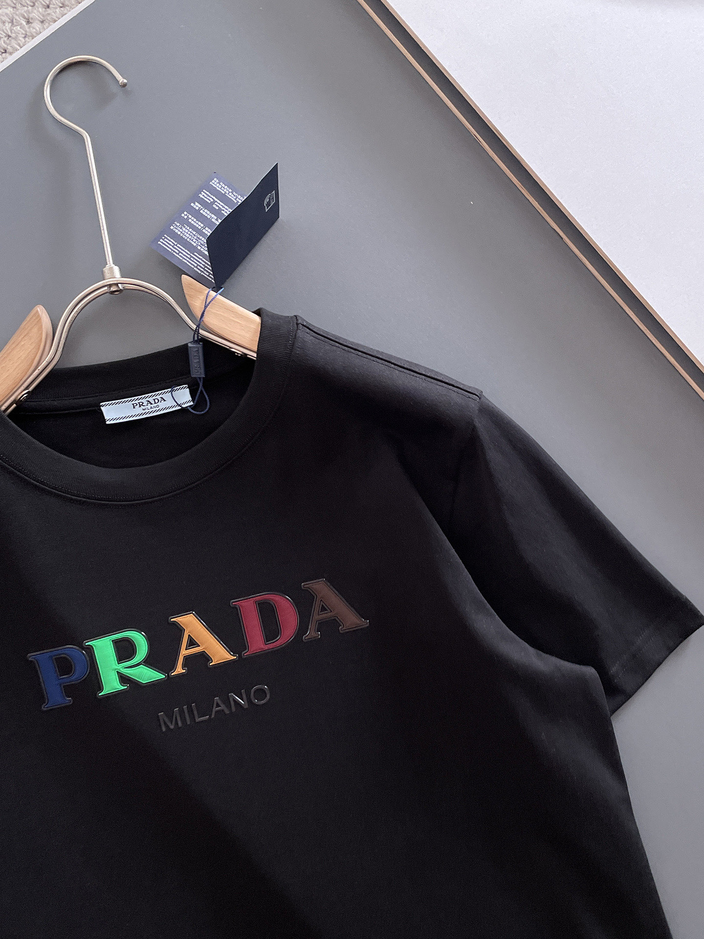  Prada 🔥🔥高端定制 2025春夏新款首发专柜最新款短袖圆领T恤 高端订制 设计前卫时尚！品牌lo