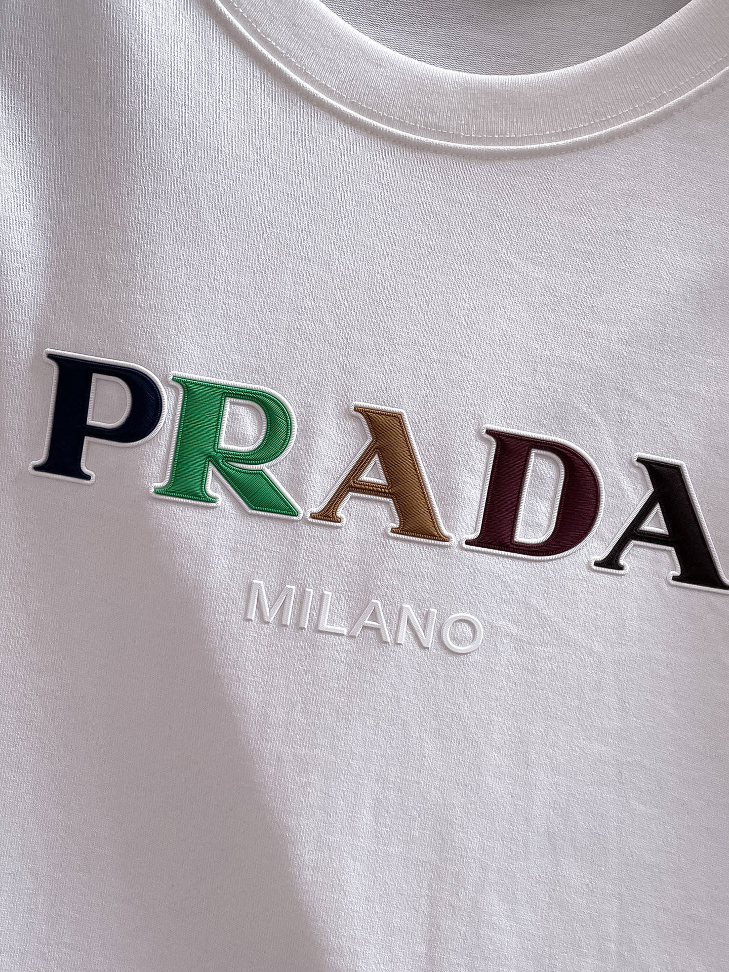 Prada 🔥🔥高端定制 2025春夏新款首发专柜最新款短袖圆领T恤 高端订制 设计前卫时尚！品牌lo