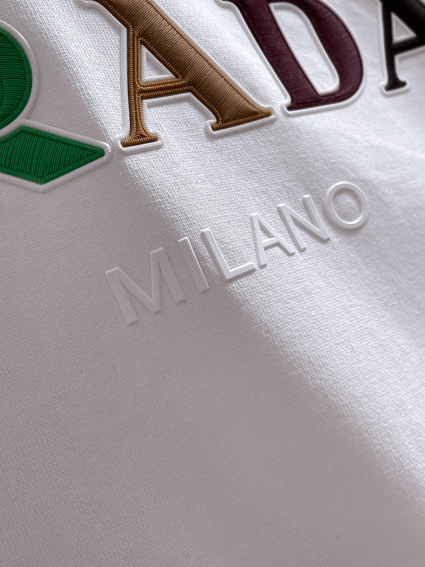  Prada 🔥🔥高端定制 2025春夏新款首发专柜最新款短袖圆领T恤 高端订制 设计前卫时尚！品牌lo