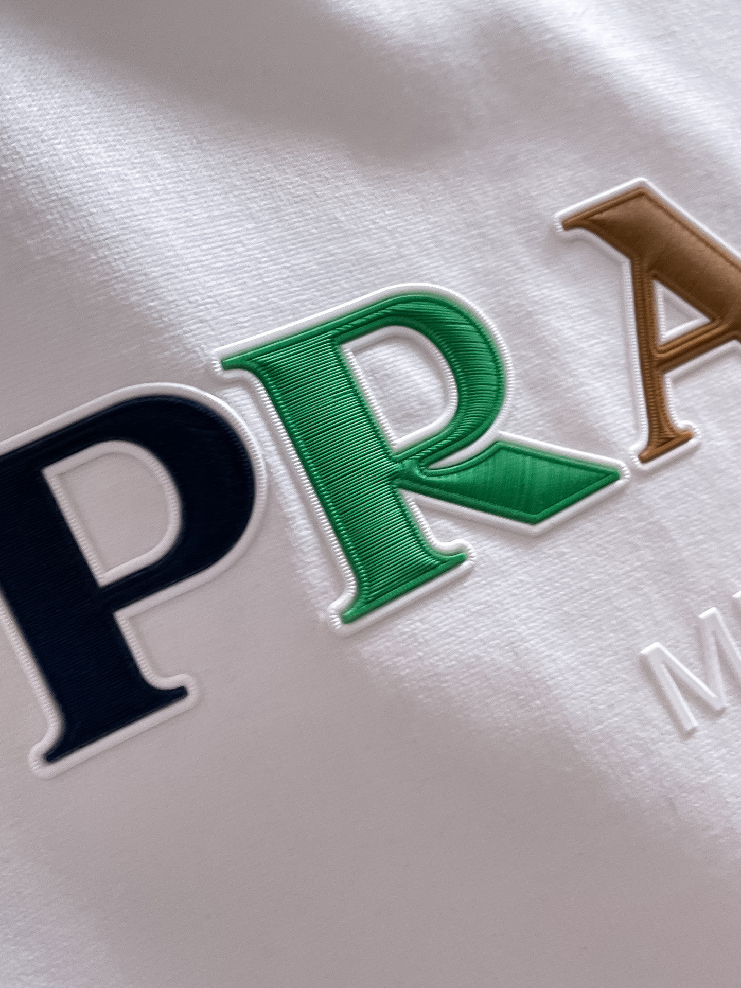  Prada 🔥🔥高端定制 2025春夏新款首发专柜最新款短袖圆领T恤 高端订制 设计前卫时尚！品牌lo