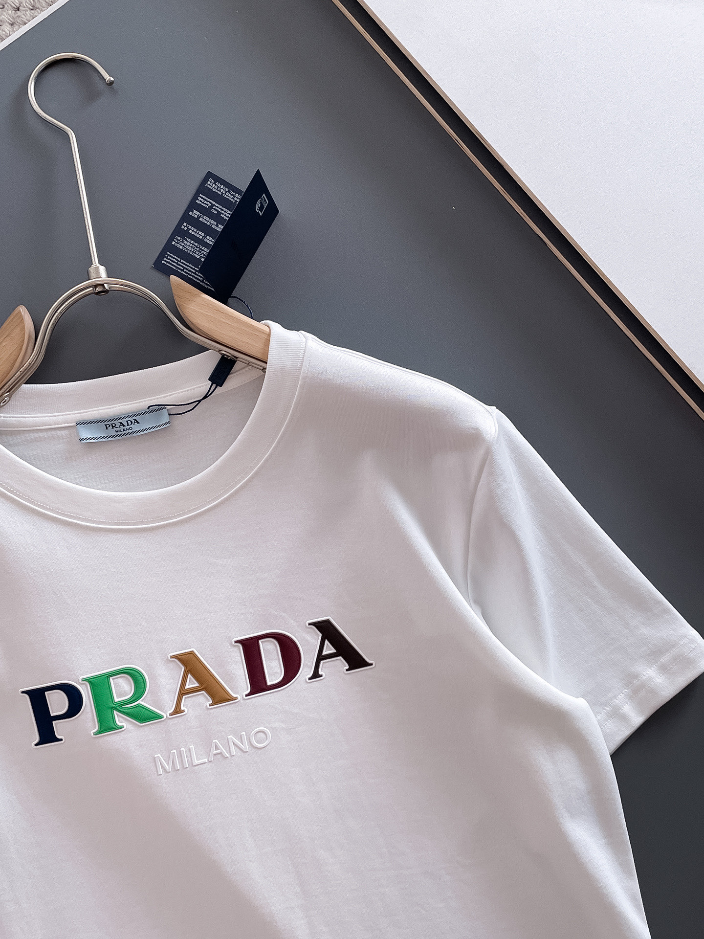  Prada 🔥🔥高端定制 2025春夏新款首发专柜最新款短袖圆领T恤 高端订制 设计前卫时尚！品牌lo