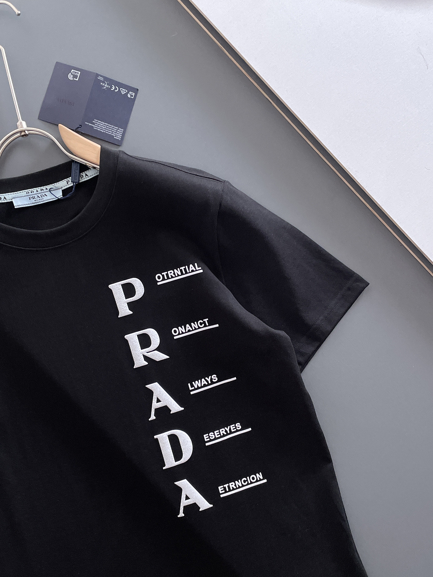  Prada 🔥🔥高端定制 2025春夏新款首发专柜最新款短袖圆领T恤 高端订制 设计前卫时尚！品牌lo