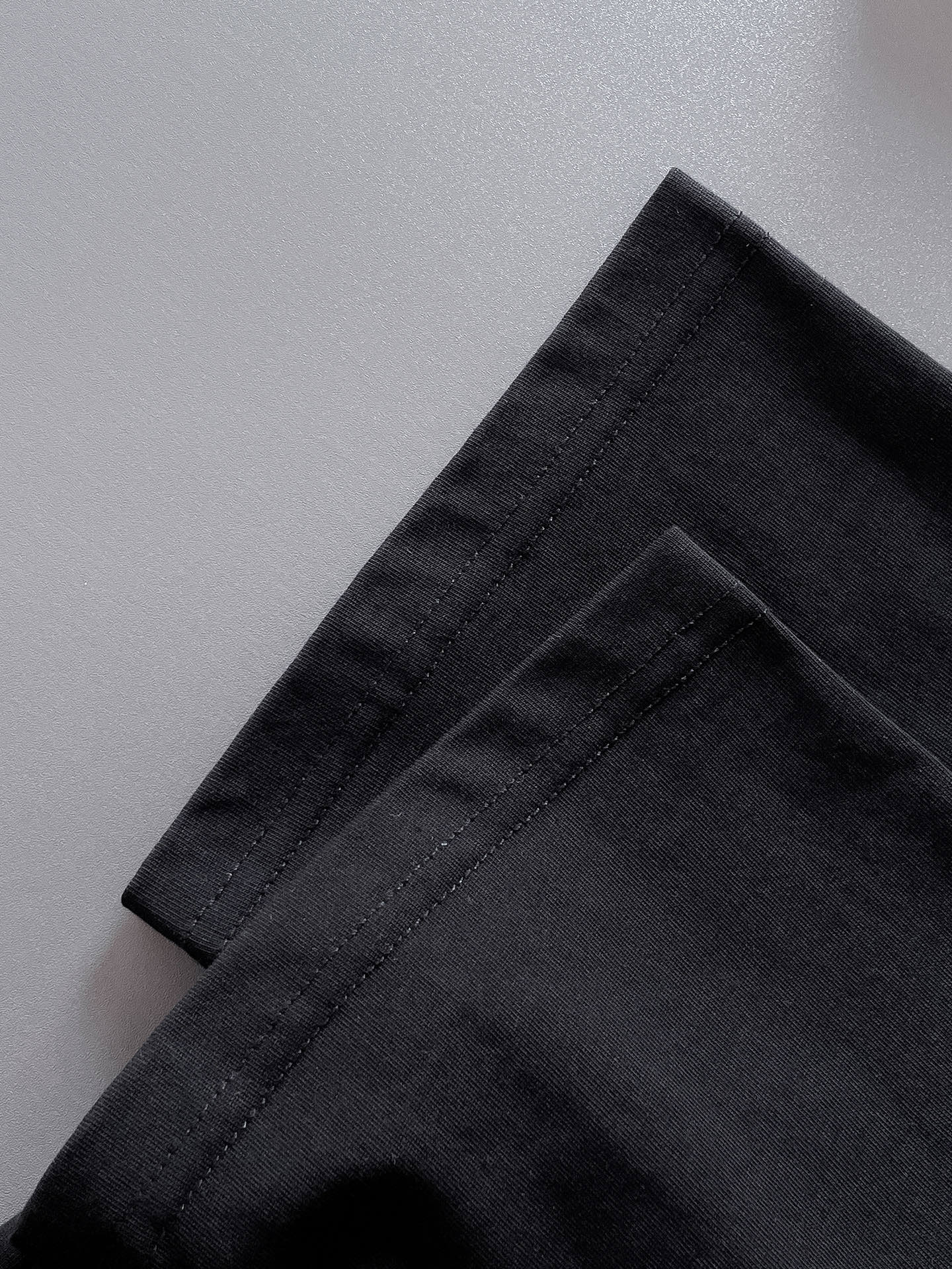  Prada 🔥🔥高端定制 2025春夏新款首发专柜最新款短袖圆领T恤 高端订制 设计前卫时尚！品牌lo