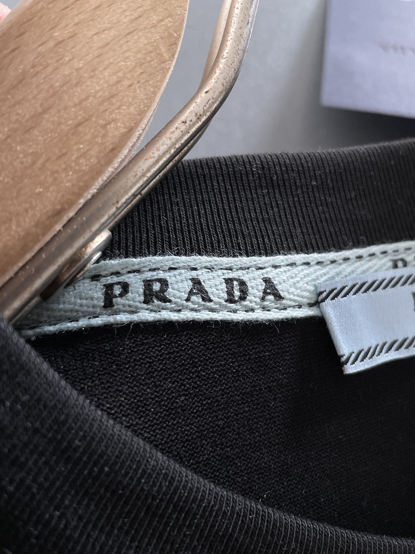  Prada 🔥🔥高端定制 2025春夏新款首发专柜最新款短袖圆领T恤 高端订制 设计前卫时尚！品牌lo