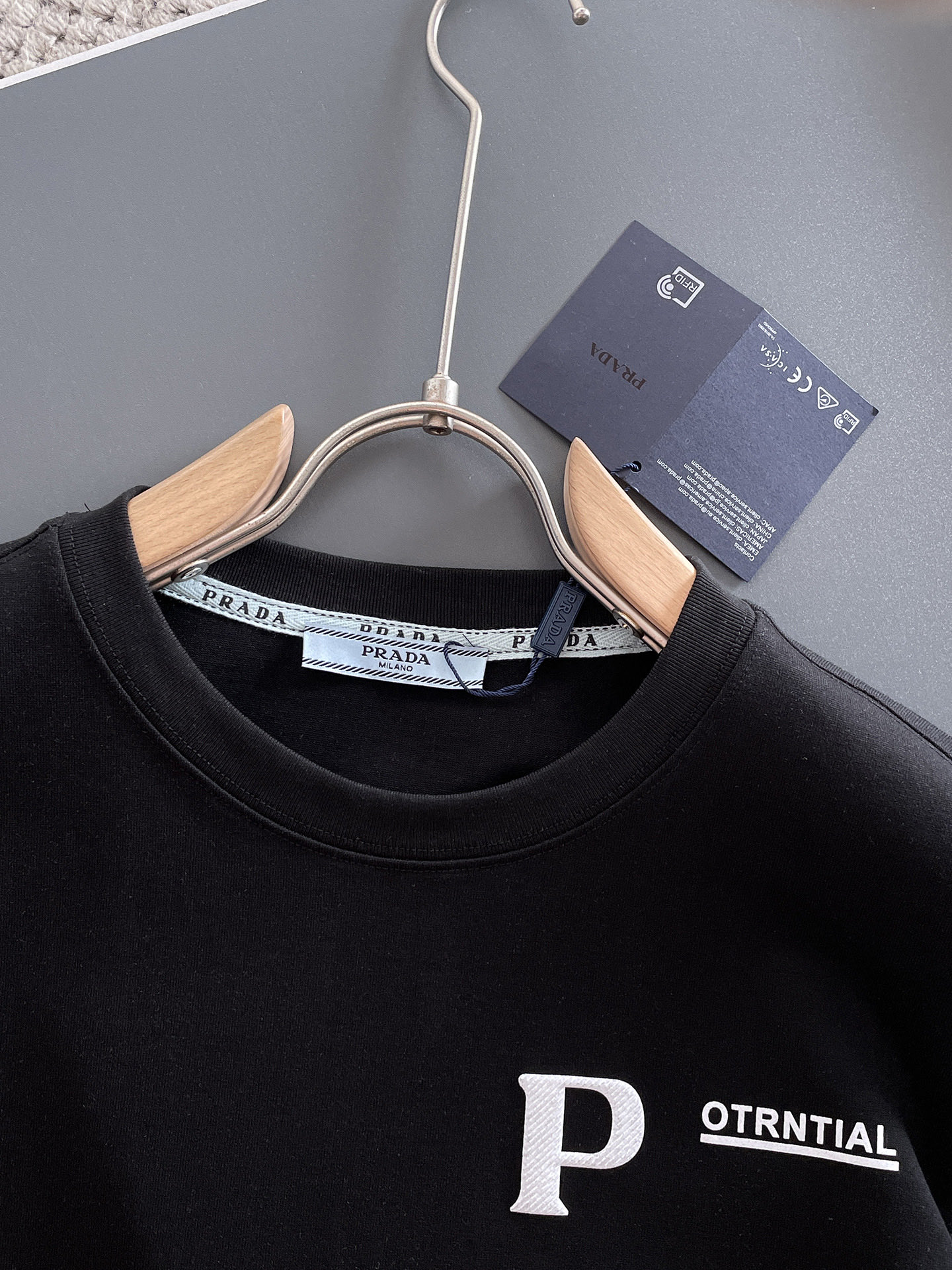  Prada 🔥🔥高端定制 2025春夏新款首发专柜最新款短袖圆领T恤 高端订制 设计前卫时尚！品牌lo