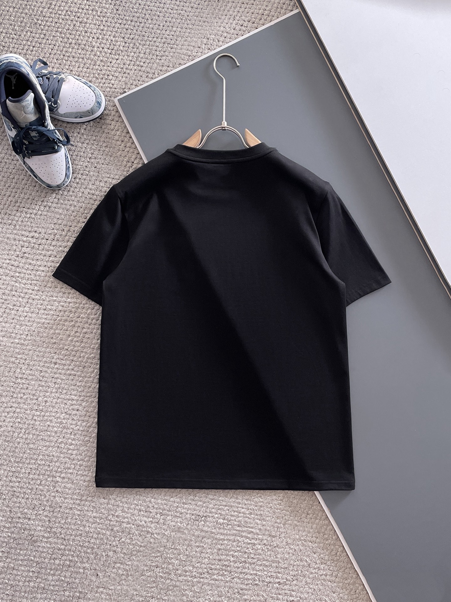  Prada 🔥🔥高端定制 2025春夏新款首发专柜最新款短袖圆领T恤 高端订制 设计前卫时尚！品牌lo