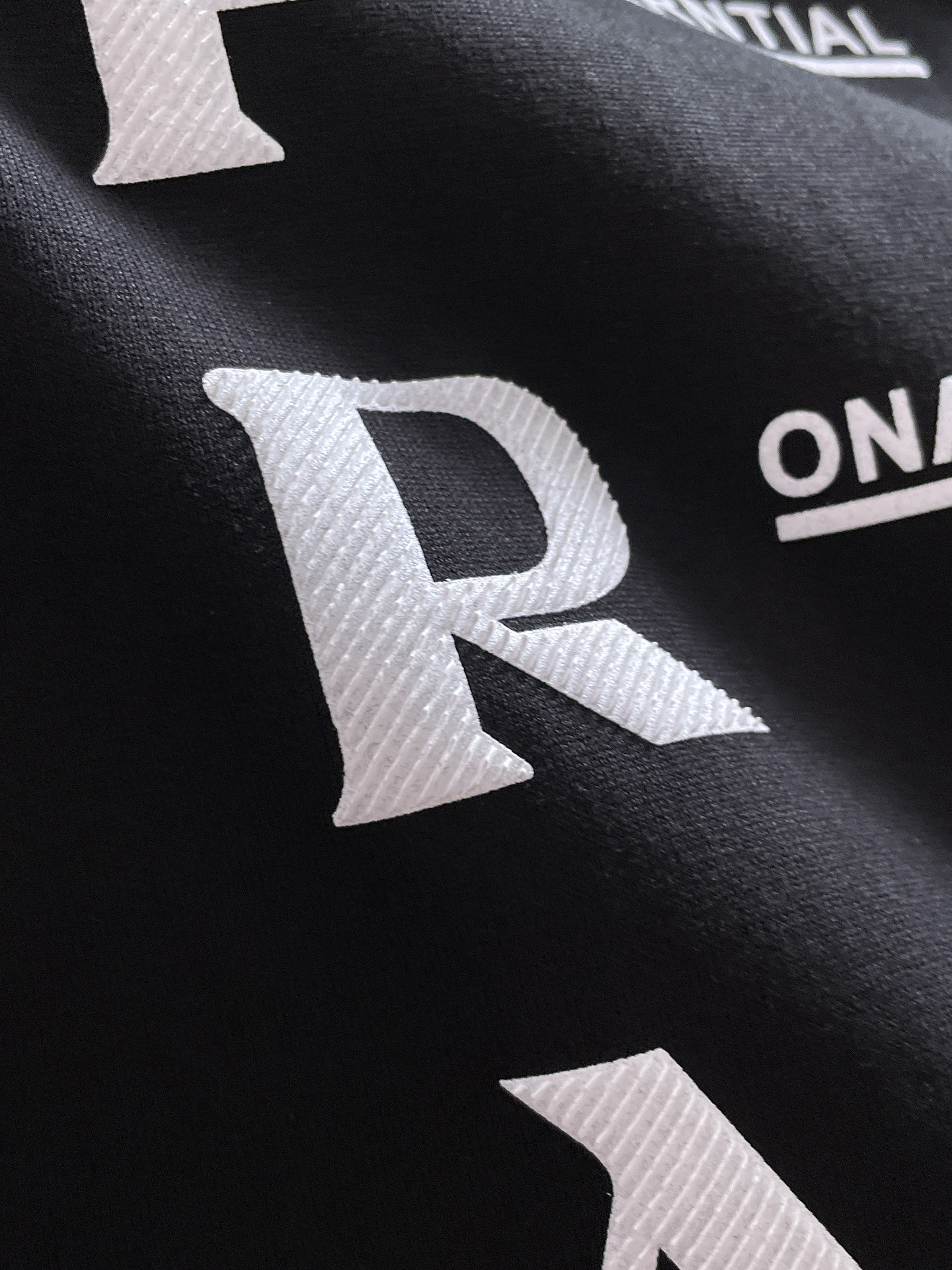  Prada 🔥🔥高端定制 2025春夏新款首发专柜最新款短袖圆领T恤 高端订制 设计前卫时尚！品牌lo