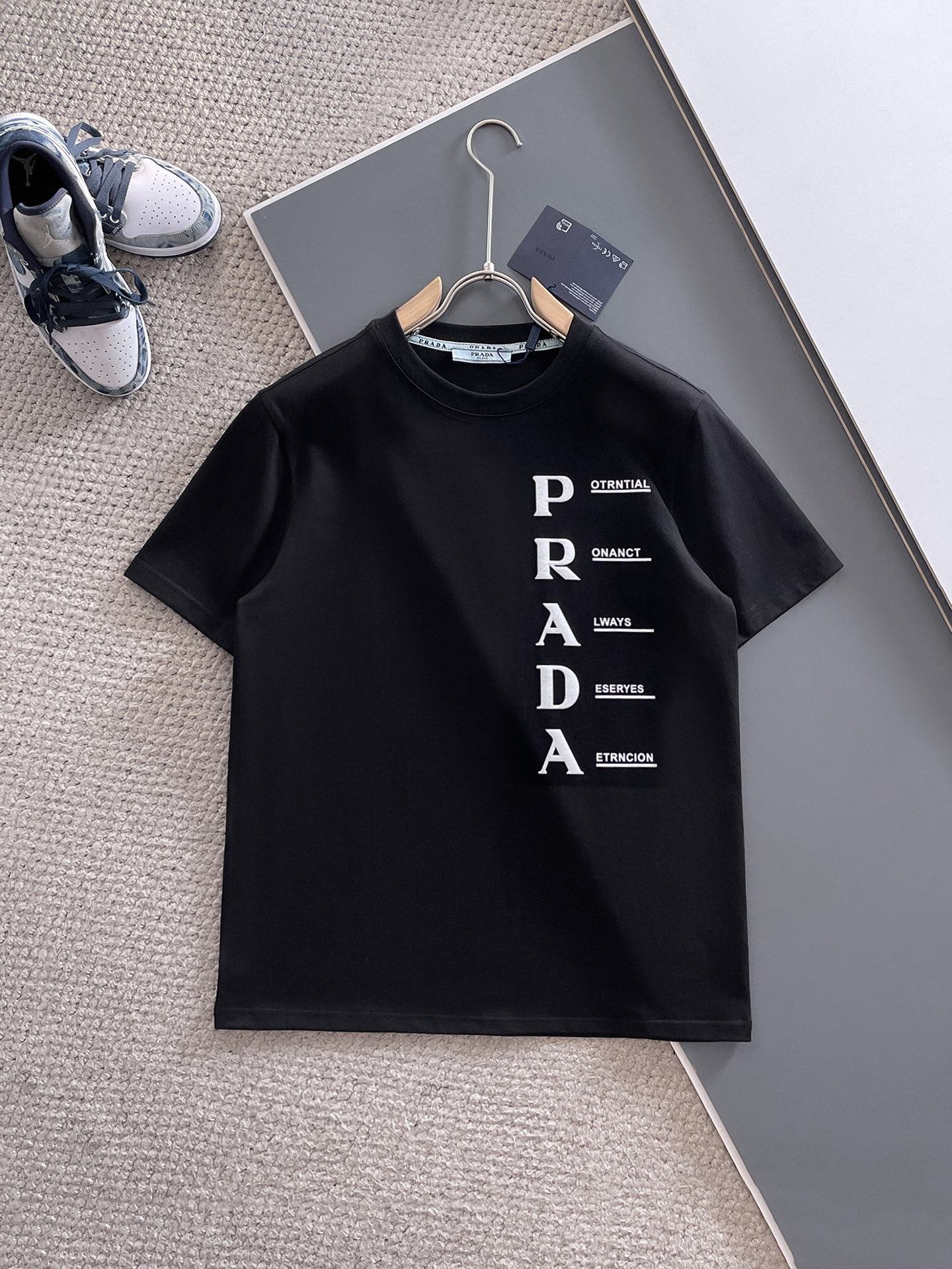  Prada 🔥🔥高端定制 2025春夏新款首发专柜最新款短袖圆领T恤 高端订制 设计前卫时尚！品牌lo