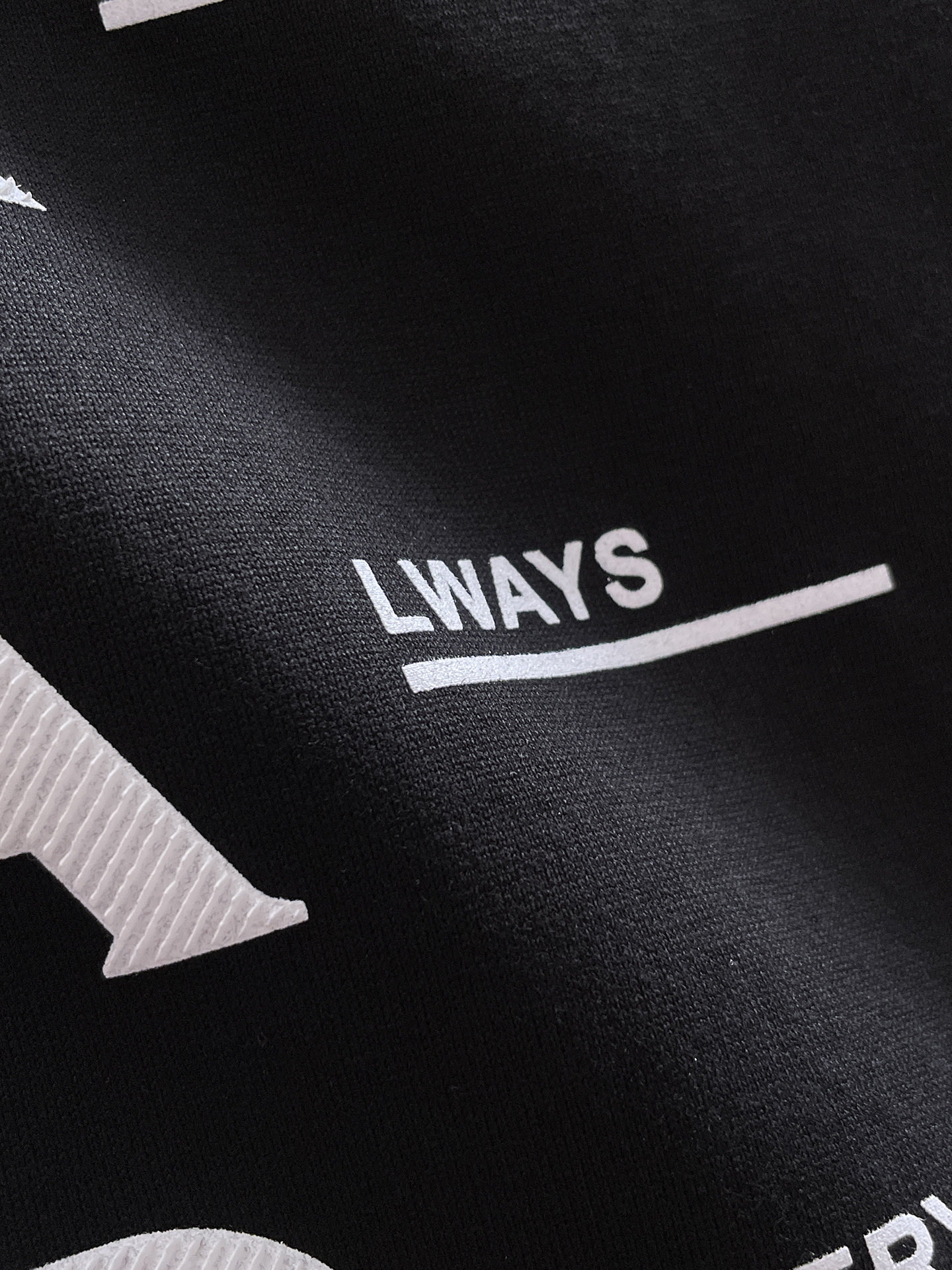  Prada 🔥🔥高端定制 2025春夏新款首发专柜最新款短袖圆领T恤 高端订制 设计前卫时尚！品牌lo