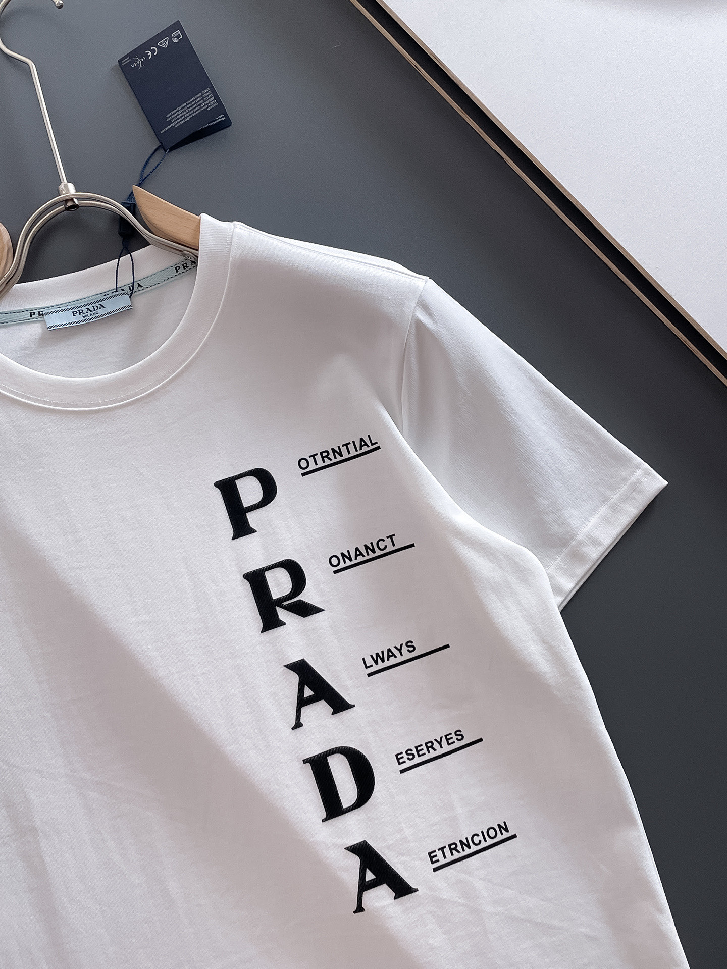  Prada 🔥🔥高端定制 2025春夏新款首发专柜最新款短袖圆领T恤 高端订制 设计前卫时尚！品牌lo