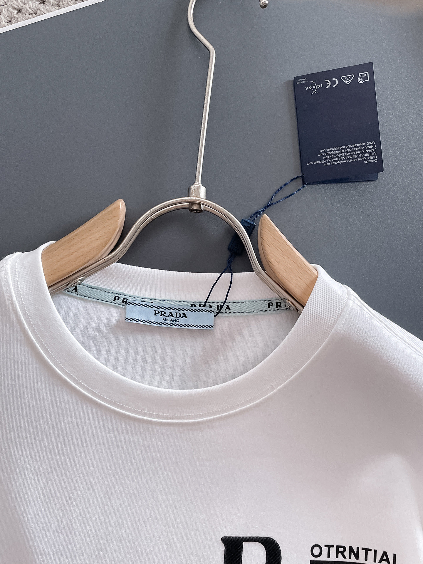  Prada 🔥🔥高端定制 2025春夏新款首发专柜最新款短袖圆领T恤 高端订制 设计前卫时尚！品牌lo