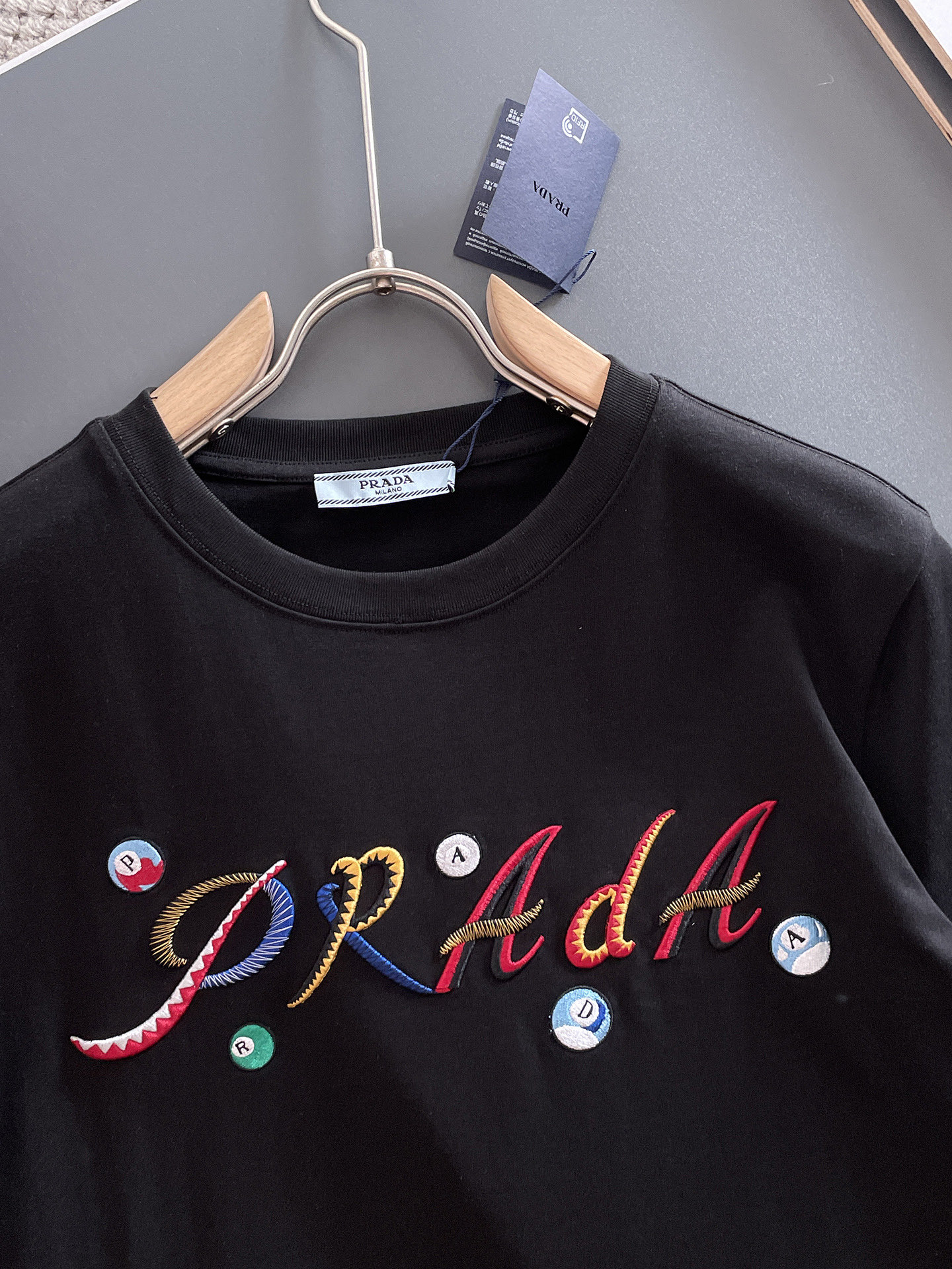  Prada 🔥🔥高端定制 2025春夏新款首发专柜最新款短袖圆领T恤 高端订制 设计前卫时尚！品牌lo