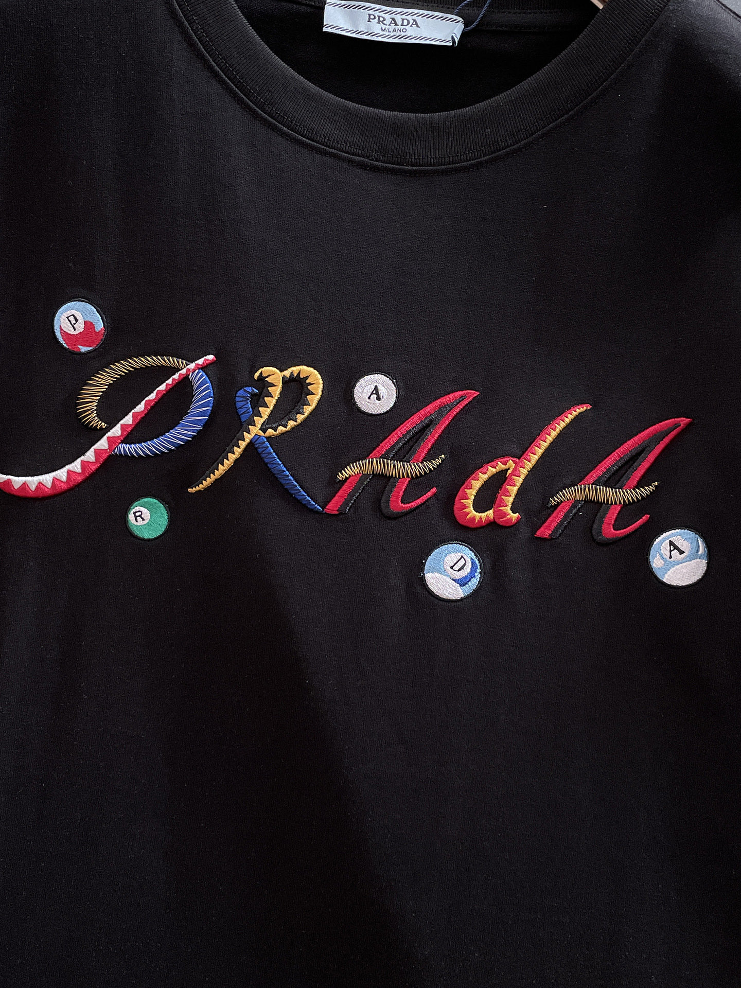  Prada 🔥🔥高端定制 2025春夏新款首发专柜最新款短袖圆领T恤 高端订制 设计前卫时尚！品牌lo