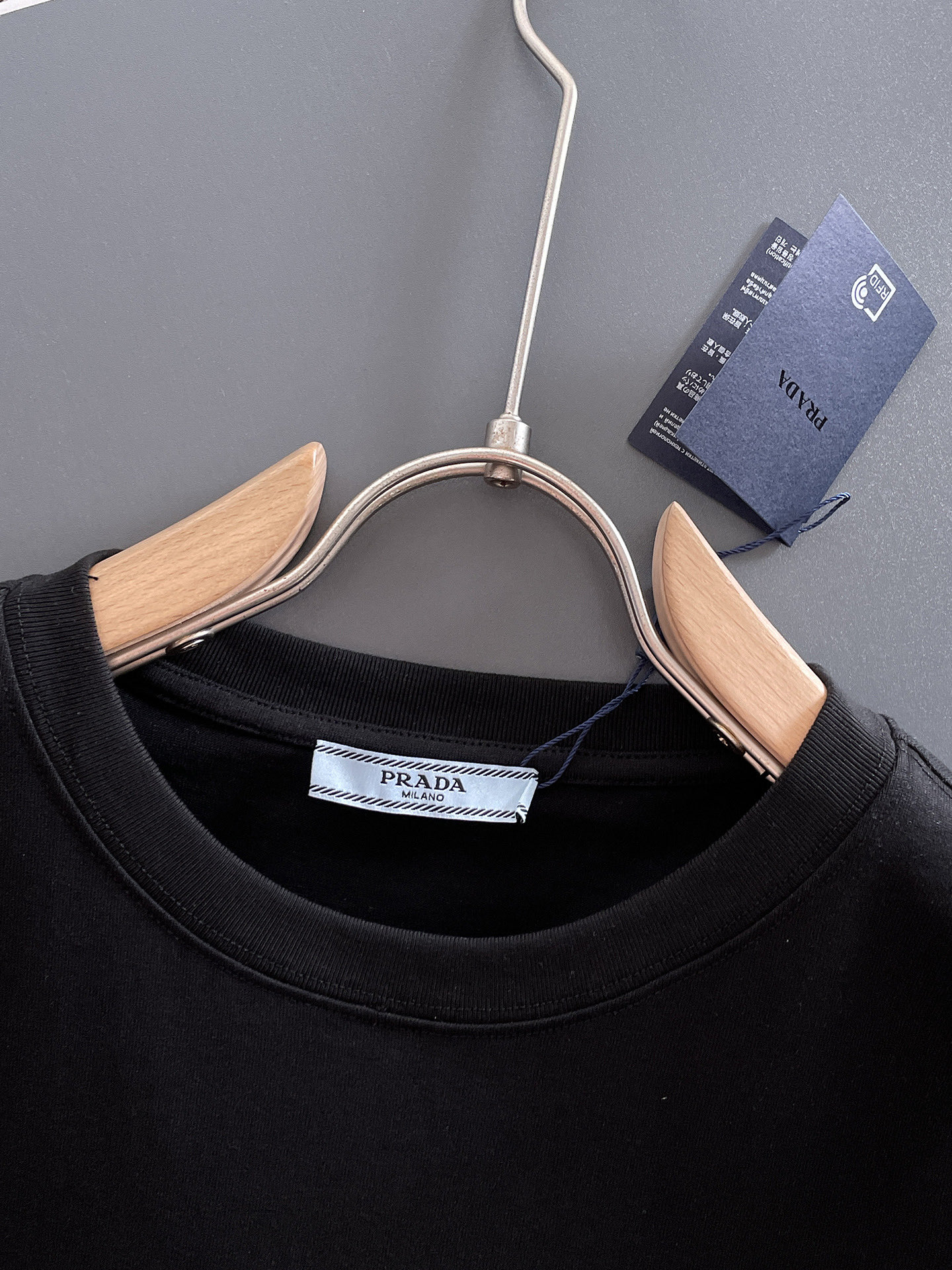  Prada 🔥🔥高端定制 2025春夏新款首发专柜最新款短袖圆领T恤 高端订制 设计前卫时尚！品牌lo