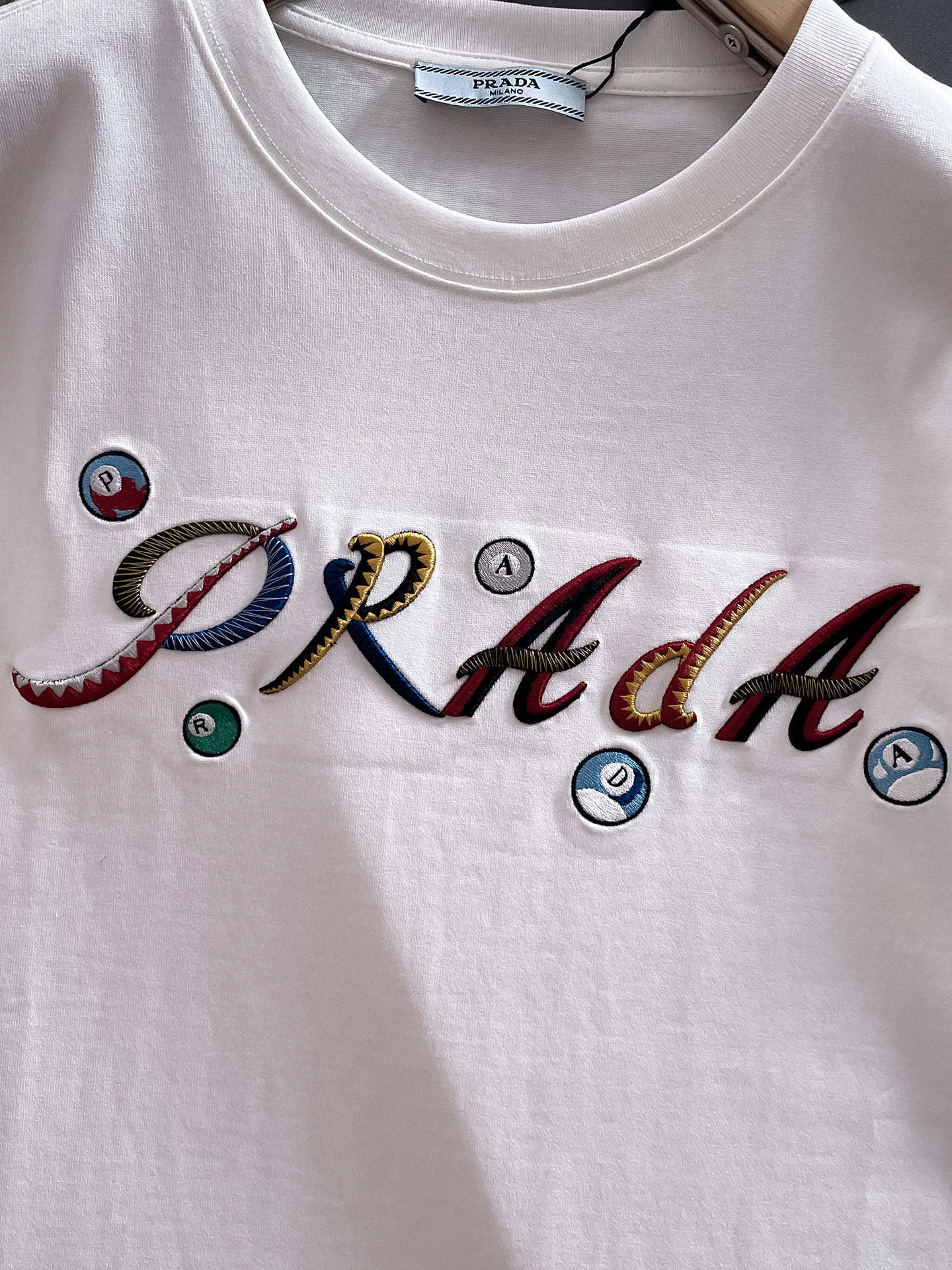  Prada 🔥🔥高端定制 2025春夏新款首发专柜最新款短袖圆领T恤 高端订制 设计前卫时尚！品牌lo