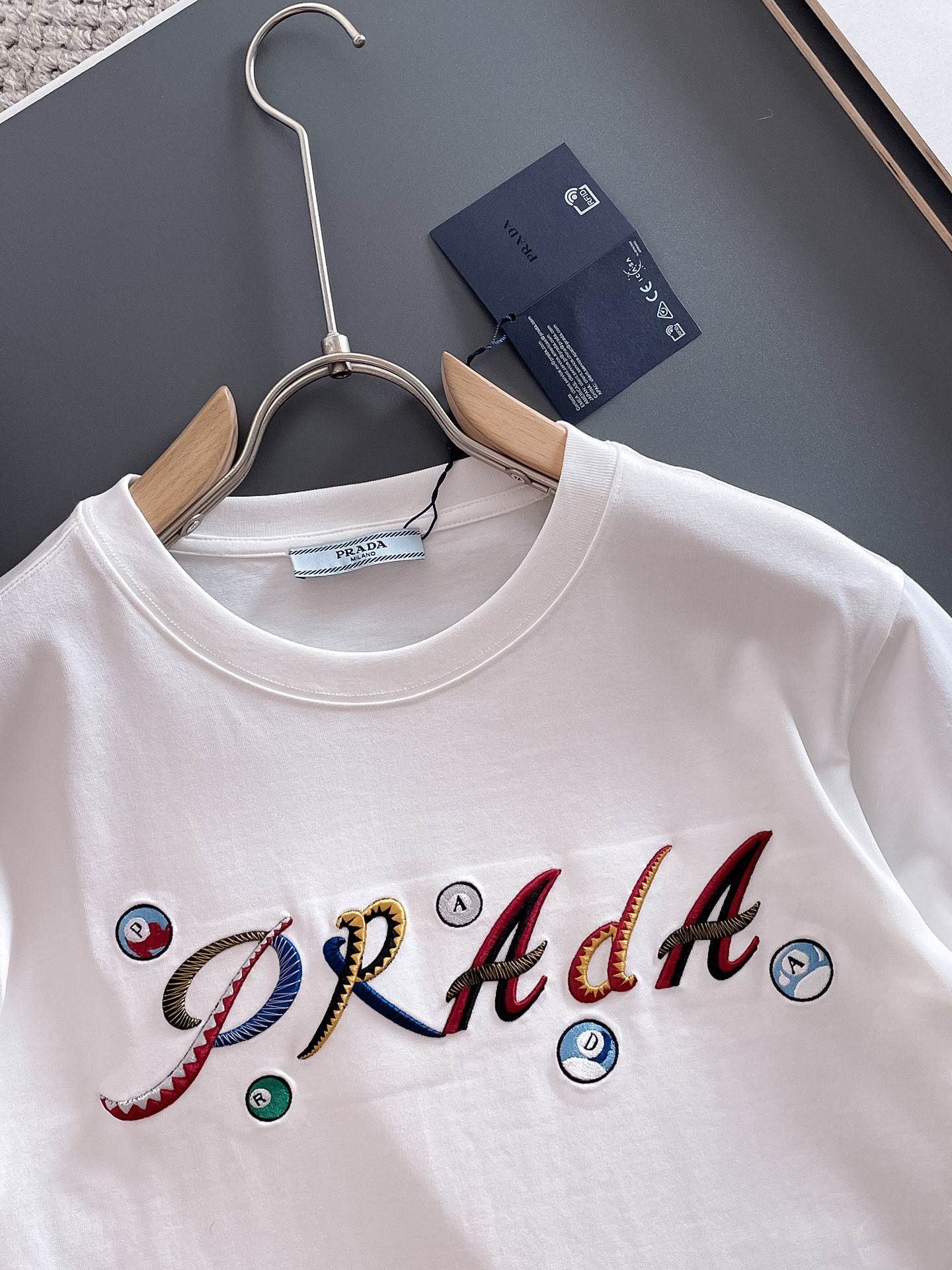  Prada 🔥🔥高端定制 2025春夏新款首发专柜最新款短袖圆领T恤 高端订制 设计前卫时尚！品牌lo