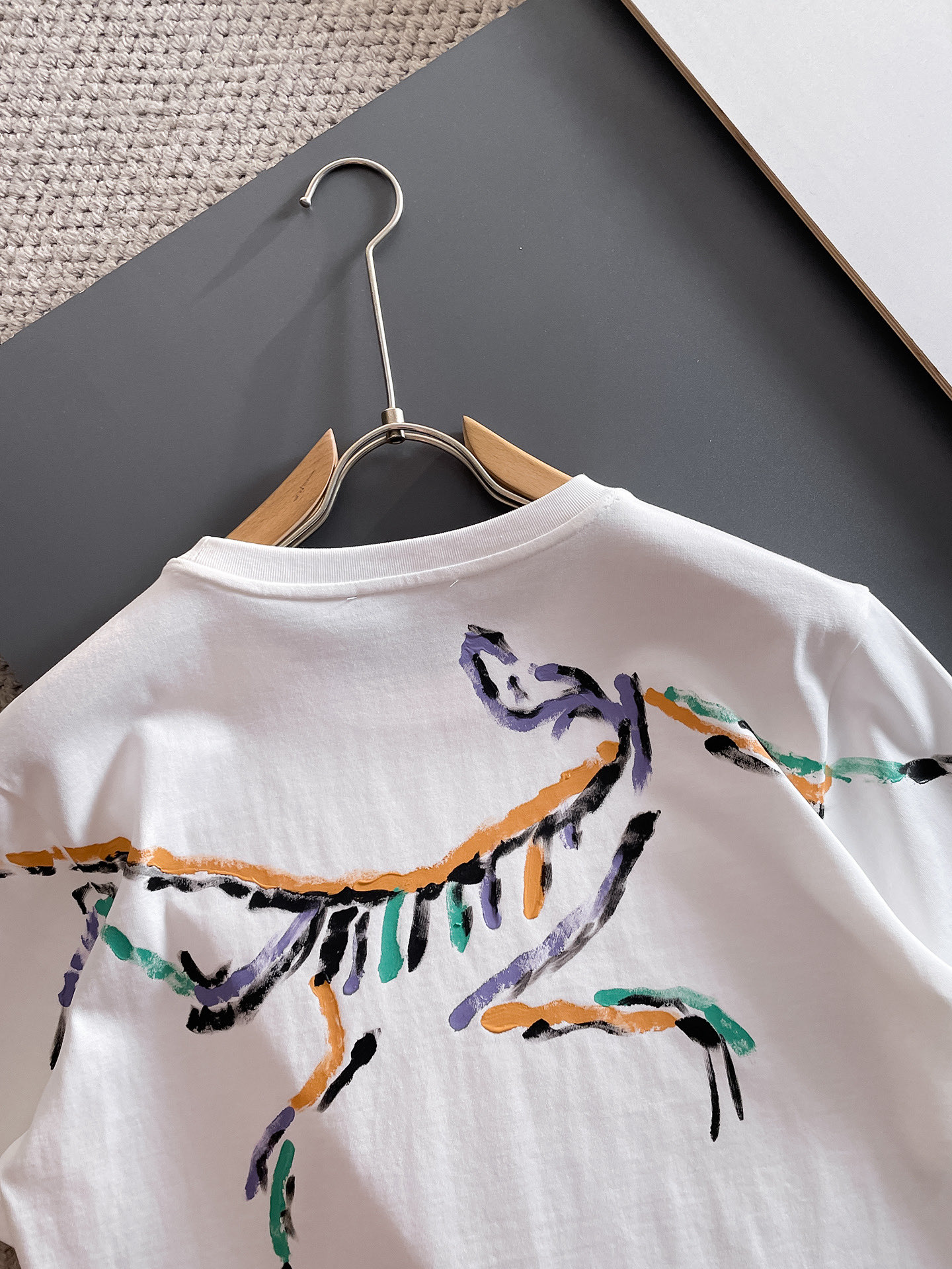  始祖鸟 🔥🔥高定面料 2025春夏新品上市🍃时尚经典圆领短袖👍🏻时尚单品设计，更加时尚舒适，高标准定制