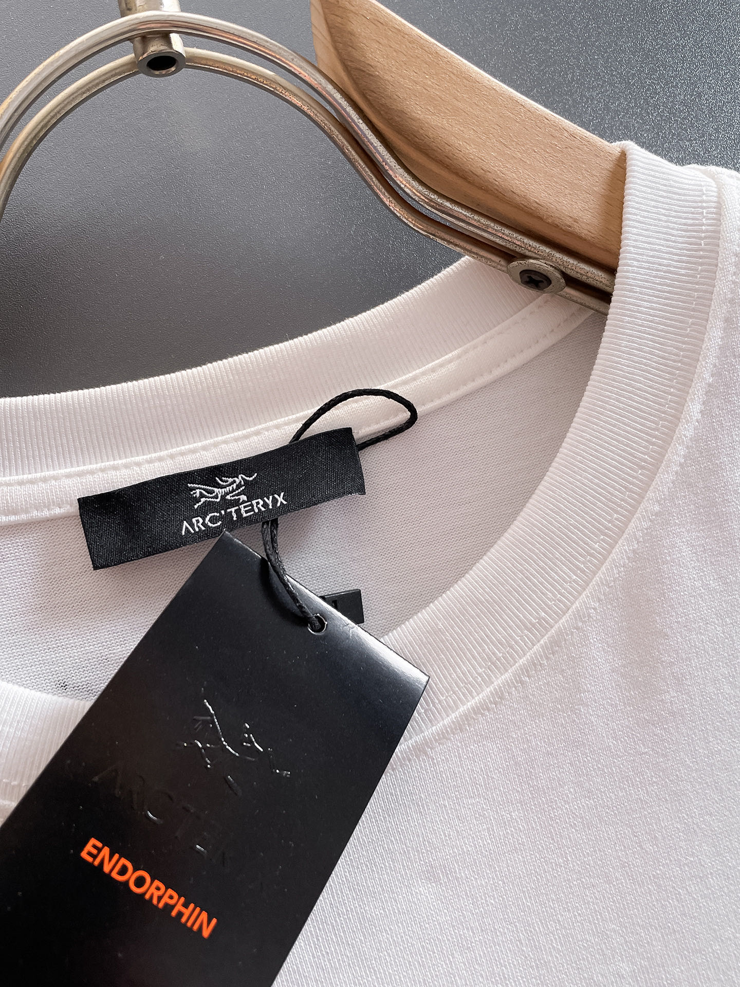  始祖鸟 🔥🔥高定面料 2025春夏新品上市🍃时尚经典圆领短袖👍🏻时尚单品设计，更加时尚舒适，高标准定制