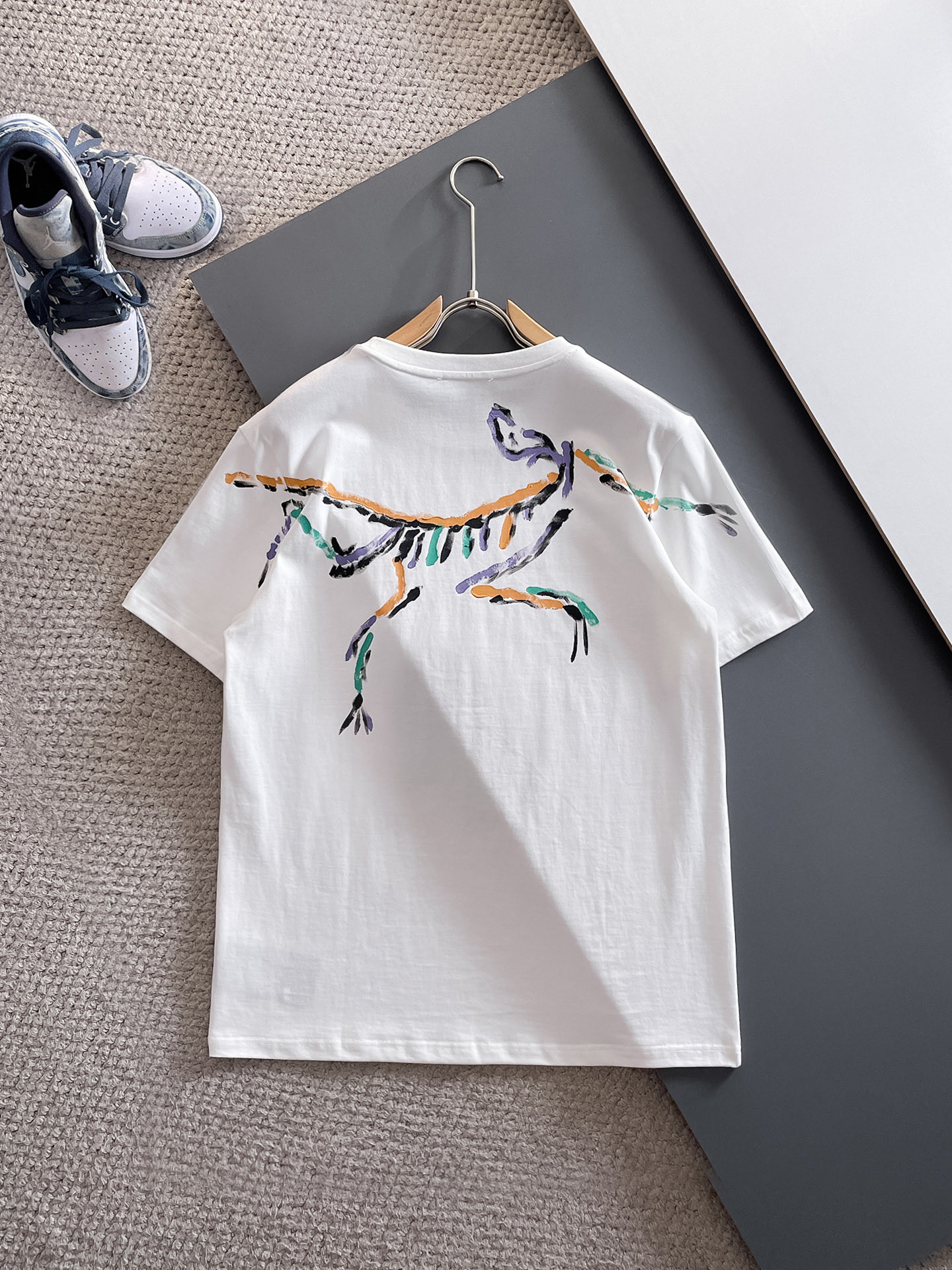  始祖鸟 🔥🔥高定面料 2025春夏新品上市🍃时尚经典圆领短袖👍🏻时尚单品设计，更加时尚舒适，高标准定制