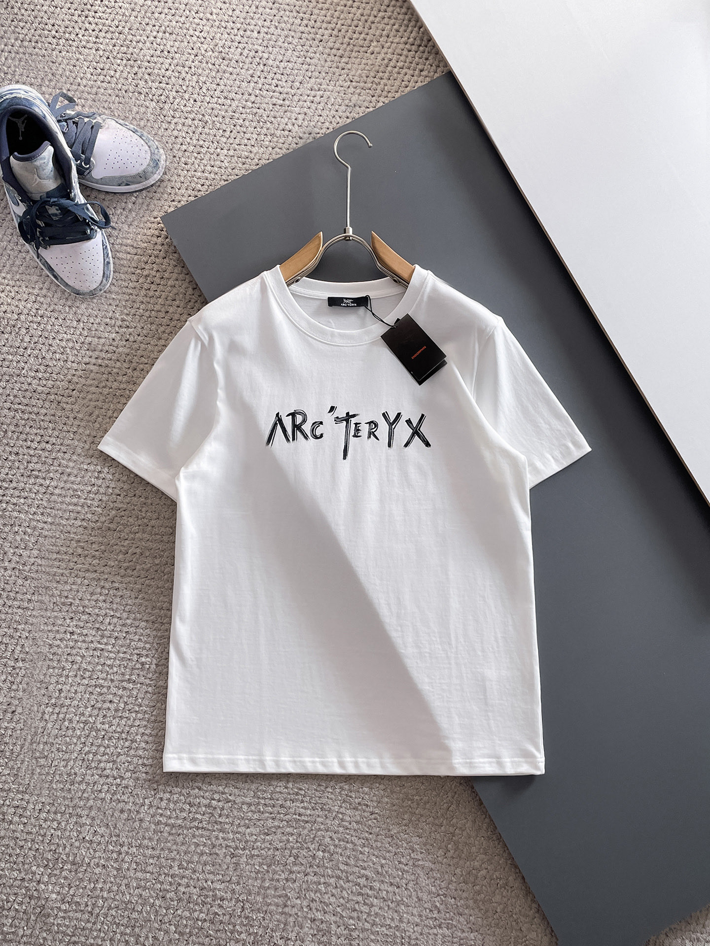  始祖鸟 🔥🔥高定面料 2025春夏新品上市🍃时尚经典圆领短袖👍🏻时尚单品设计，更加时尚舒适，高标准定制