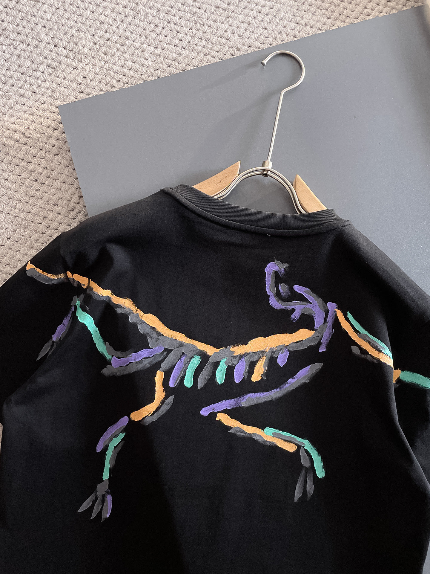  始祖鸟 🔥🔥高定面料 2025春夏新品上市🍃时尚经典圆领短袖👍🏻时尚单品设计，更加时尚舒适，高标准定制