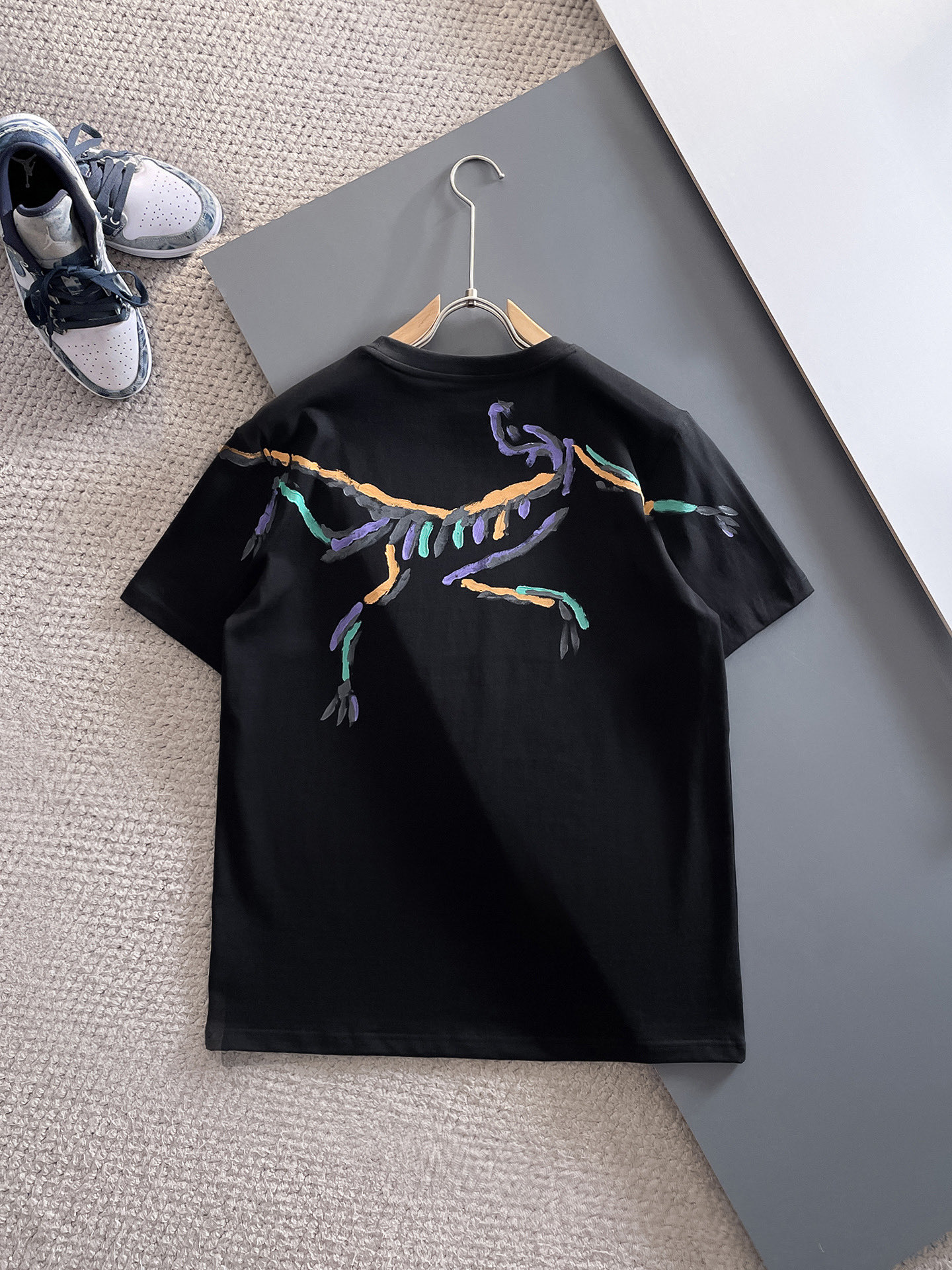  始祖鸟 🔥🔥高定面料 2025春夏新品上市🍃时尚经典圆领短袖👍🏻时尚单品设计，更加时尚舒适，高标准定制