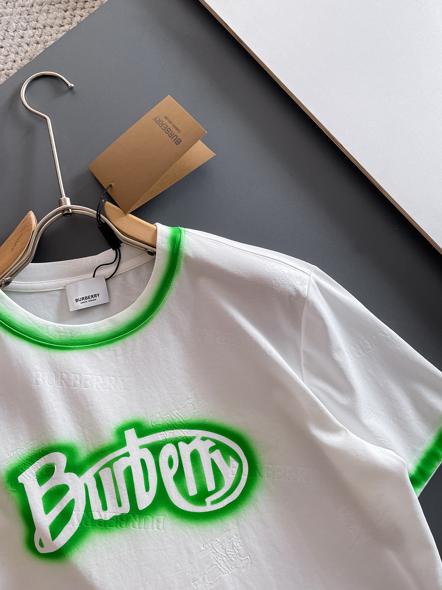  BUR 巴宝莉 🔥🔥高定面料 2025春夏新品上市🍃时尚经典圆领短袖👍🏻时尚单品设计，更加时尚舒适，高