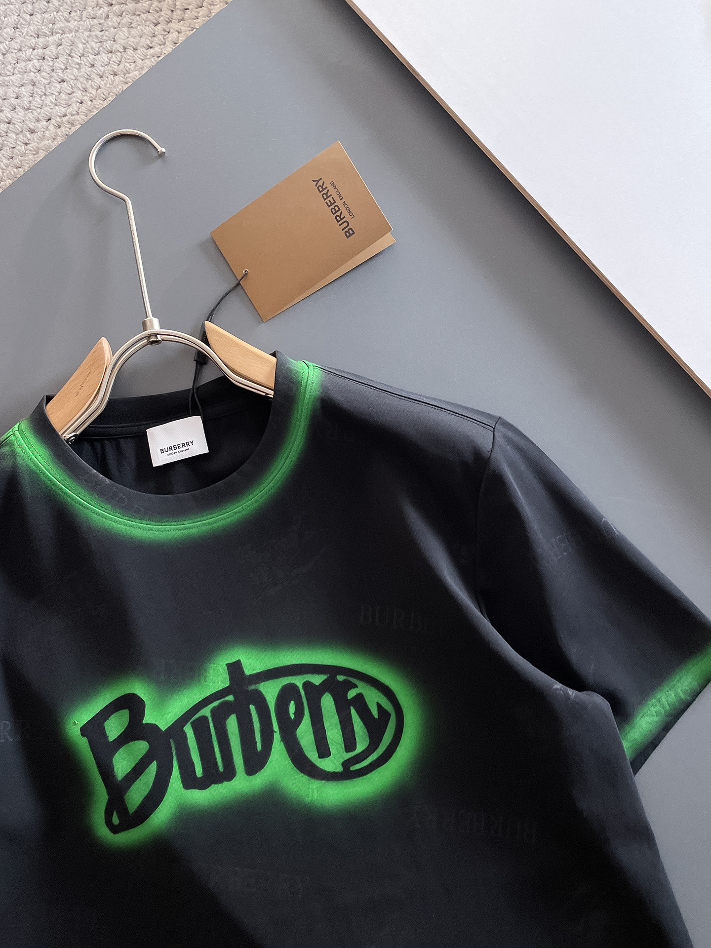  BUR 巴宝莉 🔥🔥高定面料 2025春夏新品上市🍃时尚经典圆领短袖👍🏻时尚单品设计，更加时尚舒适，高