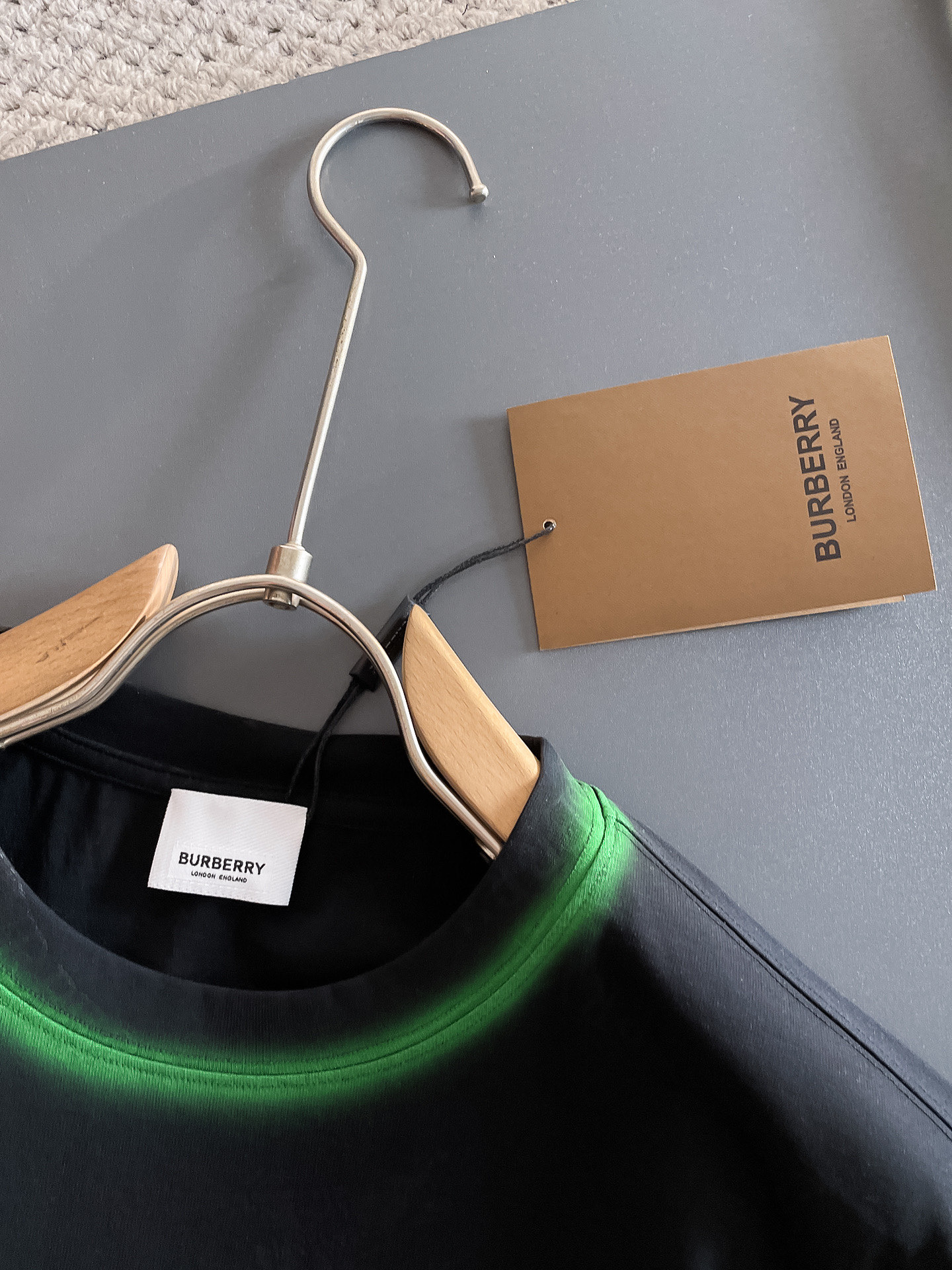  BUR 巴宝莉 🔥🔥高定面料 2025春夏新品上市🍃时尚经典圆领短袖👍🏻时尚单品设计，更加时尚舒适，高