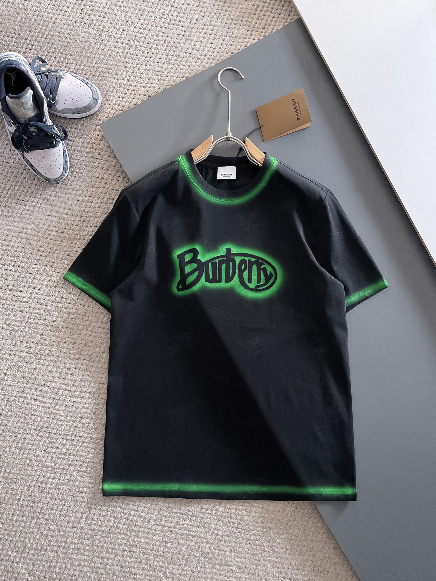  BUR 巴宝莉 🔥🔥高定面料 2025春夏新品上市🍃时尚经典圆领短袖👍🏻时尚单品设计，更加时尚舒适，高