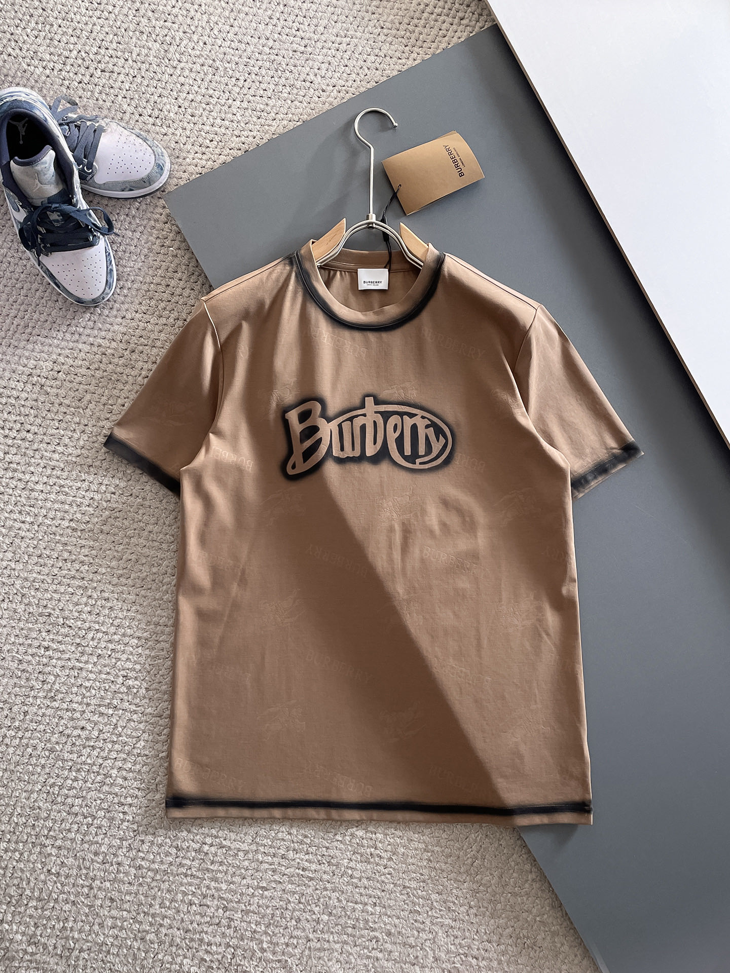  BUR 巴宝莉 🔥🔥高定面料 2025春夏新品上市🍃时尚经典圆领短袖👍🏻时尚单品设计，更加时尚舒适，高