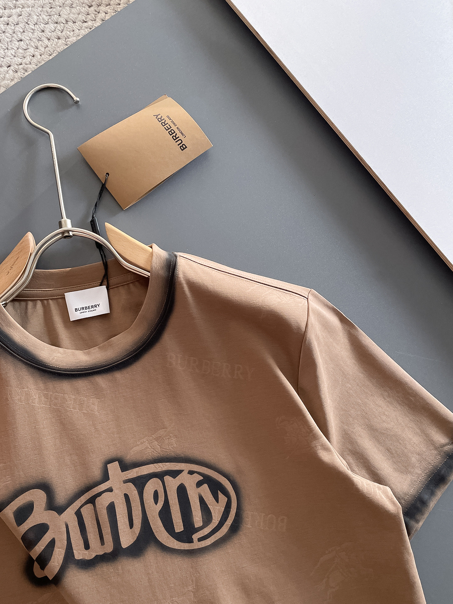  BUR 巴宝莉 🔥🔥高定面料 2025春夏新品上市🍃时尚经典圆领短袖👍🏻时尚单品设计，更加时尚舒适，高