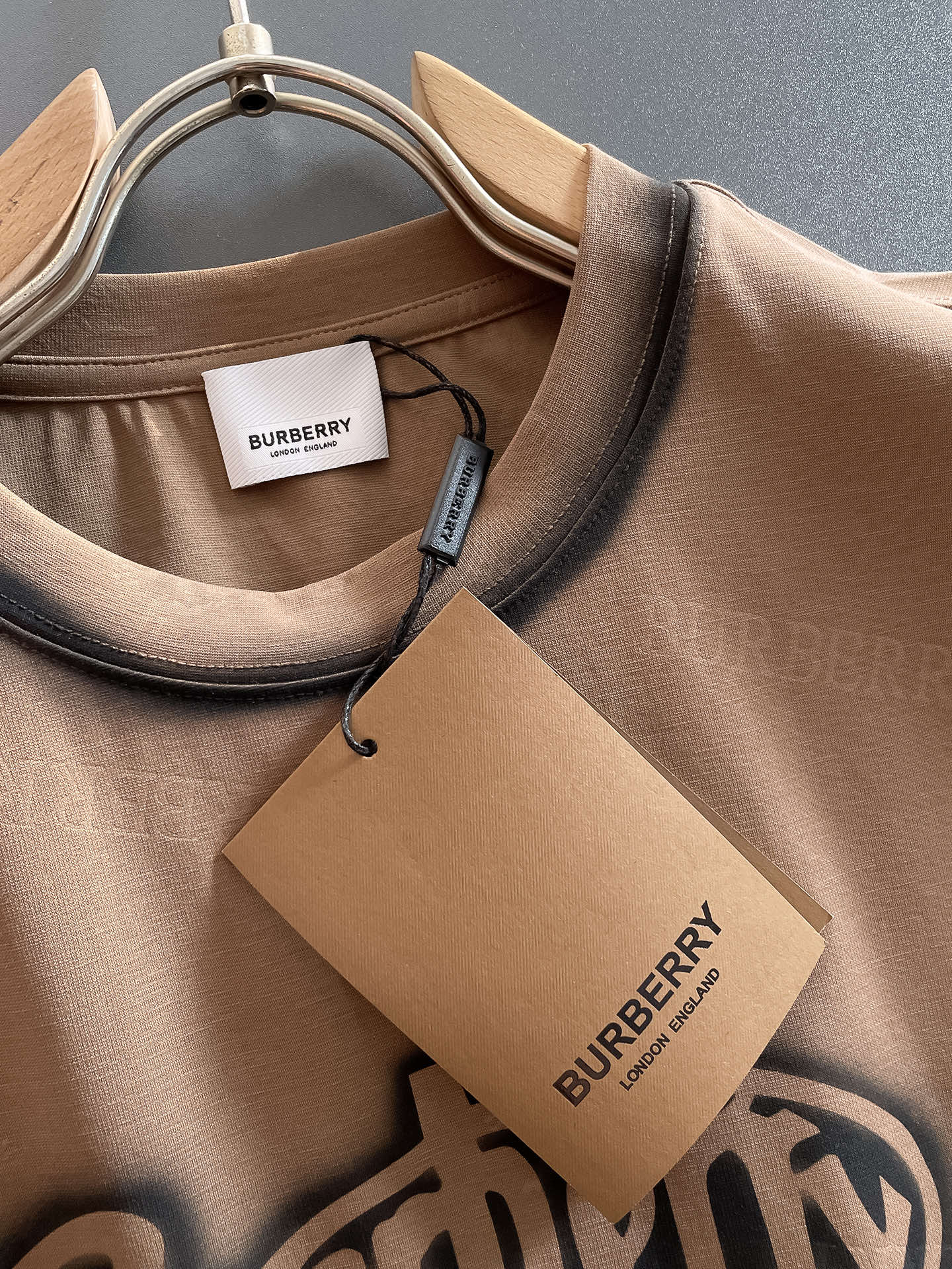  BUR 巴宝莉 🔥🔥高定面料 2025春夏新品上市🍃时尚经典圆领短袖👍🏻时尚单品设计，更加时尚舒适，高