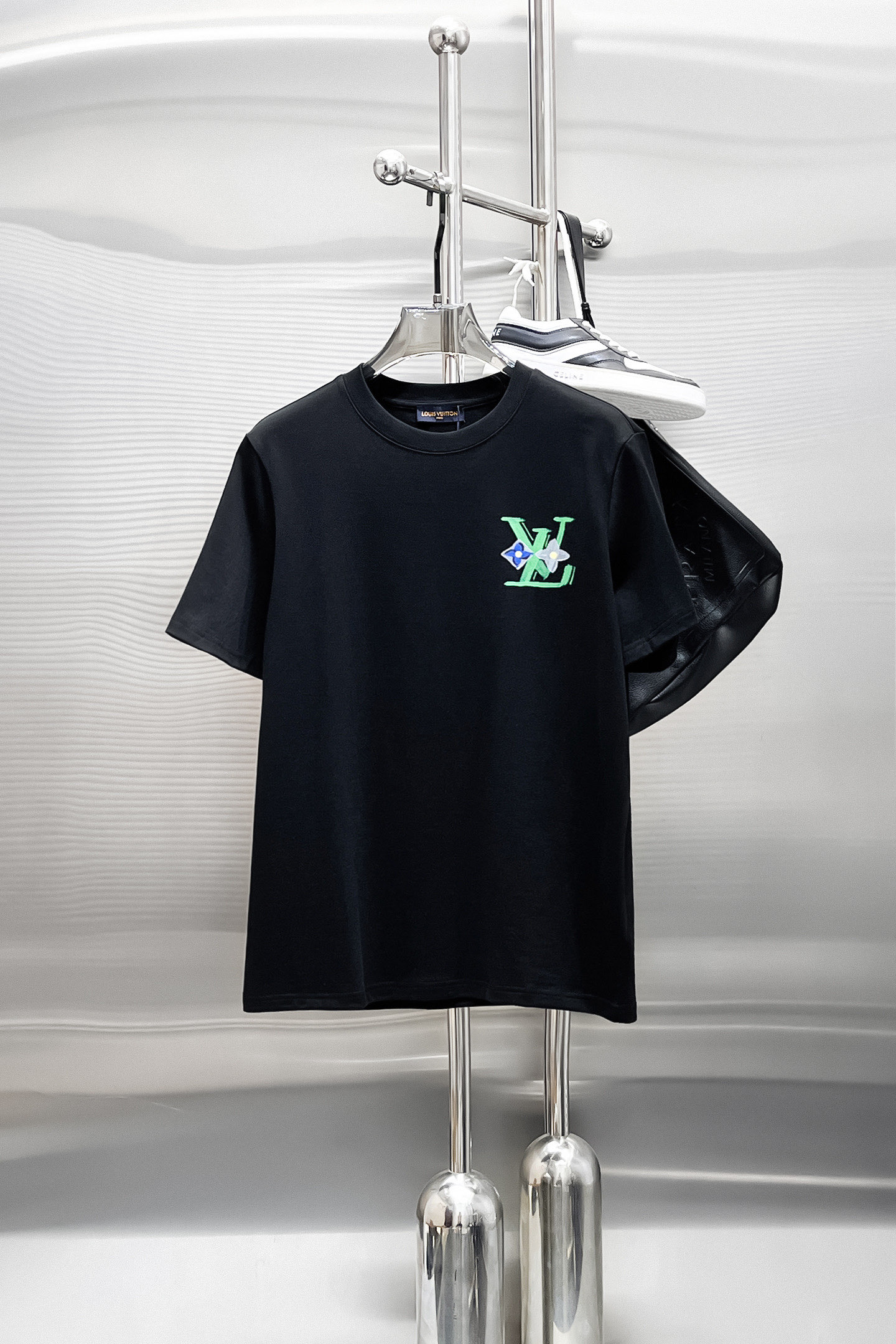 NO:456185,LV Louis Haute Clothing Fabric 2025 Spring and Summer New Products are available for sale in Fashion Classic Round Neck Short Sleeve Fashion Product Design, More Fashionable and Comfortable, High Standard Customization, Very stylish, Used with heavy 280G Double Yarn Combed Cotton Material The fabric is very delicate, the details are exquisite and exquisite, and the shaping is extremely high. It is suitable for any fashion to match, and the style is super good. A must-have item for trendy men Size S-XXL Color Black and White, Louis vuitton,louis vuitton,T-shirt,alexander wang19860909LV 路易 高定面料 2025春夏新品上市时尚经典圆领短袖时尚单品设计,更加时尚舒适,高标准定制,上身非常有型,采用重磅280G双纱精梳棉材质 面料质感非常细腻,细节工艺精湛考究,塑造性极高的一款单品,适合任何时装都可以搭配,版型超级好 潮男必备单品 尺码S-XXL 颜色黑,白,,louis vuitton,louis vuitton,T-shirt,alexander wang,Men's clothing