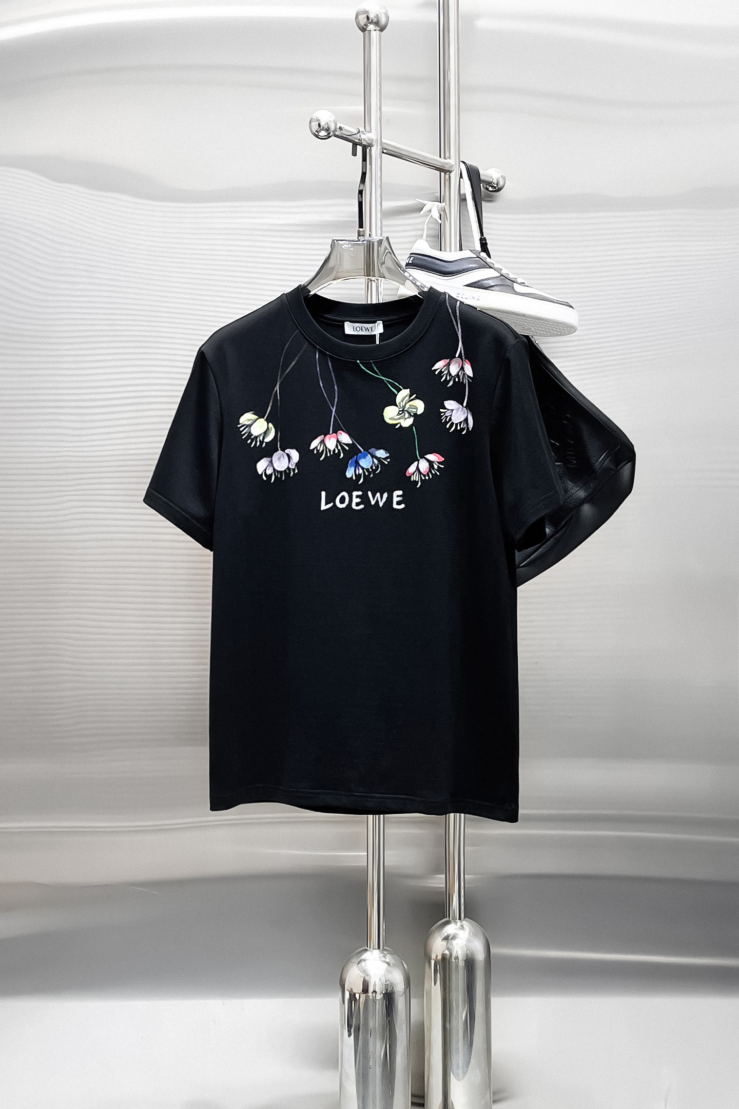 NO:456191,LO Luo Yiwei Haute Clothing Fabric 2025 Spring and Summer New Products are available for sale in Fashion Classic Round Neck Short Sleeve Fashion Product Design, which is more fashionable and comfortable, customized at high standards, and is very stylish with heavy 280G double yarn combed cotton material. The fabric is very delicate in texture, exquisite and exquisite in detail, and extremely shaping. It is suitable for any fashion. The style is super good. A must-have item for trendy men. Size S-XXL. Black, white. Loewe. T-shirt. Alexander wang.19860909LO 罗意威 高定面料 2025春夏新品上市时尚经典圆领短袖时尚单品设计,更加时尚舒适,高标准定制,上身非常有型,采用重磅280G双纱精梳棉材质 面料质感非常细腻,细节工艺精湛考究,塑造性极高的一款单品,适合任何时装都可以搭配,版型超级好 潮男必备单品 尺码S-XXL 颜色黑,白,,loewe,T-shirt,alexander wang,Men's clothing