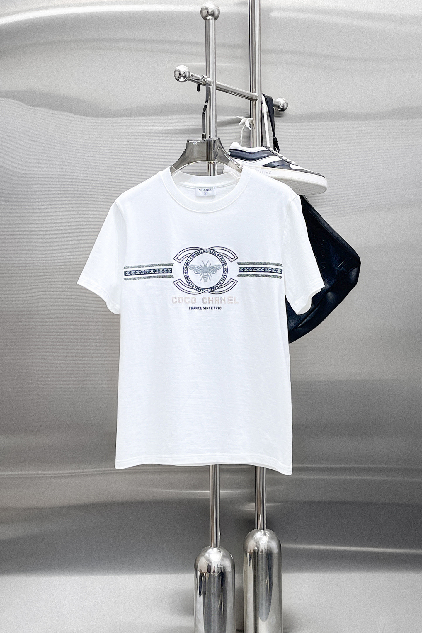 NO:456172,CHA Chanel Haute Clothing Fabric 2025 Spring and Summer New Products are available for sale in Fashion Classic Round Neck Short Sleeve Fashion Product Design, which is more fashionable and comfortable, customized at high standards, and is very stylish with heavy 280G double yarn combed cotton material. The fabric is very delicate in texture, exquisite and exquisite in detail, and extremely shaping. It is suitable for any fashion. The style is super good. A must-have item for trendy men. Size S-XXL. Colors are black, white, chanel, T-shirt, alexander wang.19860909CHA 香奈儿 高定面料 2025春夏新品上市时尚经典圆领短袖时尚单品设计,更加时尚舒适,高标准定制,上身非常有型,采用重磅280G双纱精梳棉材质 面料质感非常细腻,细节工艺精湛考究,塑造性极高的一款单品,适合任何时装都可以搭配,版型超级好 潮男必备单品 尺码S-XXL 颜色黑,白,,chanel,T-shirt,alexander wang,Men's clothing