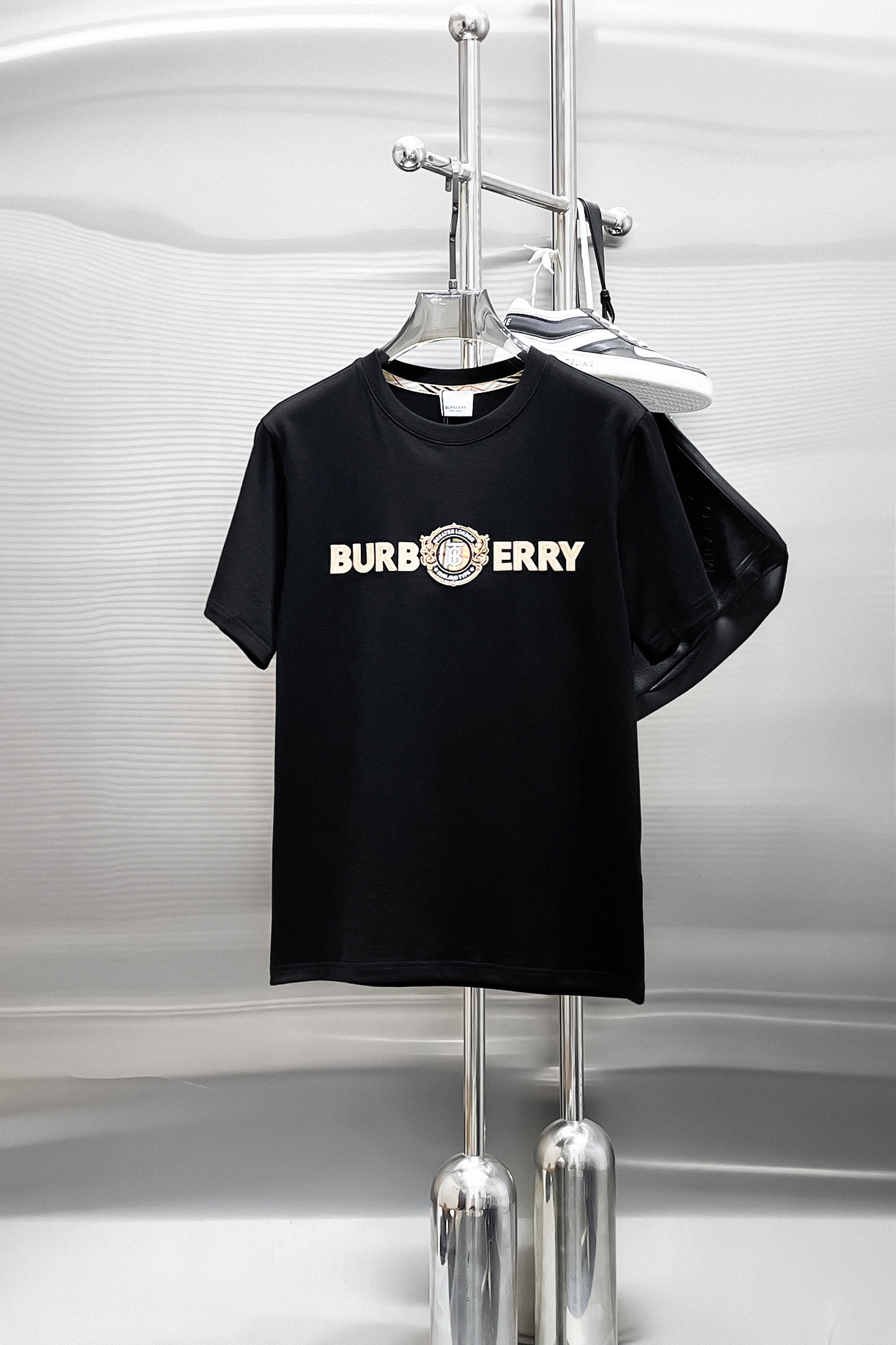 NO:456182,BUR Burberry Haute Clothing Fabric 2025 Spring and Summer New Products are available for sale in Fashion Classic Round Neck Short Sleeve Fashion Product Design, More Fashionable and Comfortable, High Standard Customization, Very stylish, Used with heavy 280G Double Yarn Combed Cotton Material The fabric is very delicate, the details are exquisite and exquisite, and the shaping is extremely high. It is suitable for any fashion to match, and the style is super good. A must-have item for trendy men Size S-XXL Colors Black, White, Burberry, Burberry, T-shirt, alexander wang19860909BUR 巴宝莉 高定面料 2025春夏新品上市时尚经典圆领短袖时尚单品设计,更加时尚舒适,高标准定制,上身非常有型,采用重磅280G双纱精梳棉材质 面料质感非常细腻,细节工艺精湛考究,塑造性极高的一款单品,适合任何时装都可以搭配,版型超级好 潮男必备单品 尺码S-XXL 颜色黑,白,,burberry,burberry,T-shirt,alexander wang,Men's clothing