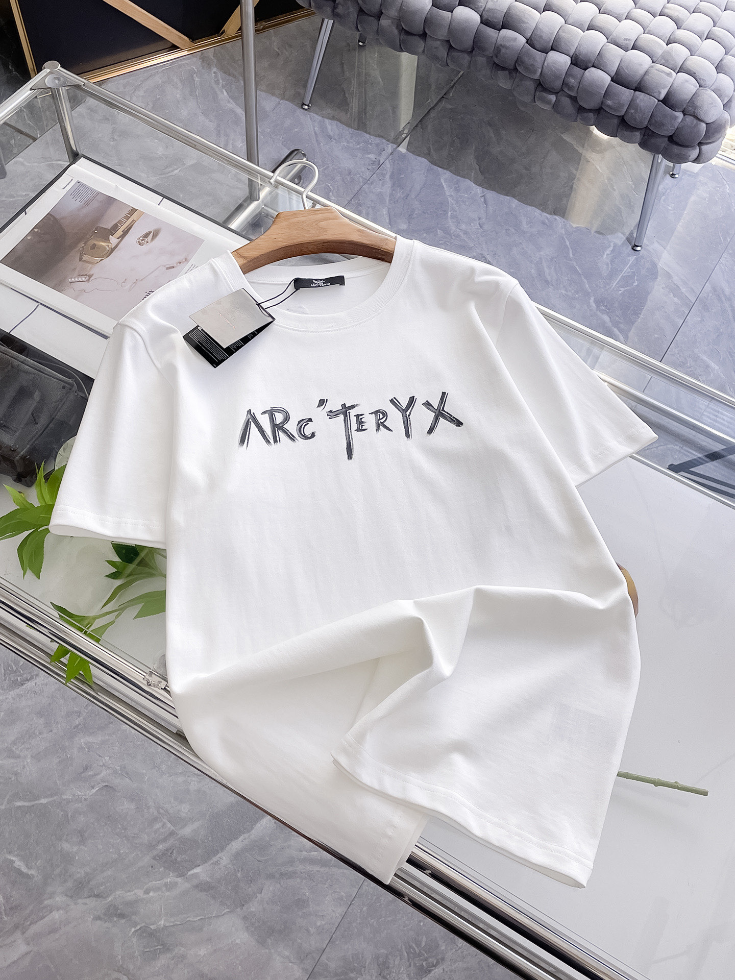 NO:472402,ARC Archaeopteryx Haute Clothing Fabric 2025 Spring and Summer New Products are available for sale in Fashion Classic Round Neck Short Sleeve Fashion Product Design, which is more fashionable and comfortable, customized at high standards, and is very stylish with heavy 280G double yarn combed cotton material. The fabric is very delicate in texture, exquisite in detail and exquisite in craftsmanship, and a very high shaping item, suitable for any fashion, and the style is super good. A must-have item for trendy men Size S-XXL Color Black, White, arc'teryx, T-shirt, alexander wang19860909ARC 始祖鸟 高定面料 2025春夏新品上市时尚经典圆领短袖时尚单品设计,更加时尚舒适,高标准定制,上身非常有型,采用重磅280G双纱精梳棉材质 面料质感非常细腻,细节工艺精湛考究,塑造性极高的一款单品,适合任何时装都可以搭配,版型超级好 潮男必备单品 尺码S-XXL 颜色黑,白,arc'teryx,T-shirt,alexander wang,Men's clothing