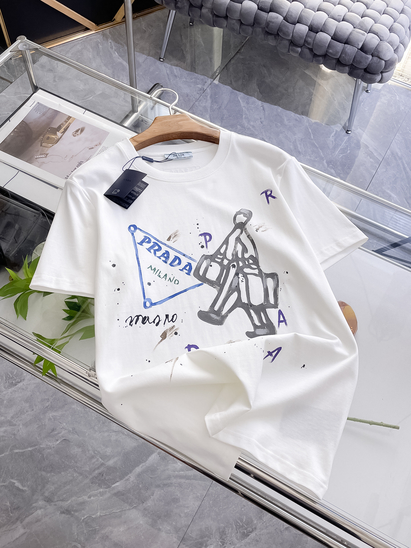 NO:472405,PD Prada Haute Clothing Fabric 2025 Spring and Summer New Products are available for sale in Fashion Classic Round Neck Short Sleeve Fashion Product Design, which is more fashionable and comfortable, customized at high standards, and is very stylish with heavy 280G double yarn combed cotton material. The fabric is very delicate in texture, exquisite and exquisite in detail, and extremely shaping item, suitable for any fashion, and the style is super good. A must-have item for trendy men Size S-XXL Colors Black, White, Prada, T-shirt, alexander wang19860909PD 普拉达 高定面料 2025春夏新品上市时尚经典圆领短袖时尚单品设计,更加时尚舒适,高标准定制,上身非常有型,采用重磅280G双纱精梳棉材质 面料质感非常细腻,细节工艺精湛考究,塑造性极高的一款单品,适合任何时装都可以搭配,版型超级好 潮男必备单品 尺码S-XXL 颜色黑,白,,prada,T-shirt,alexander wang,Men's clothing