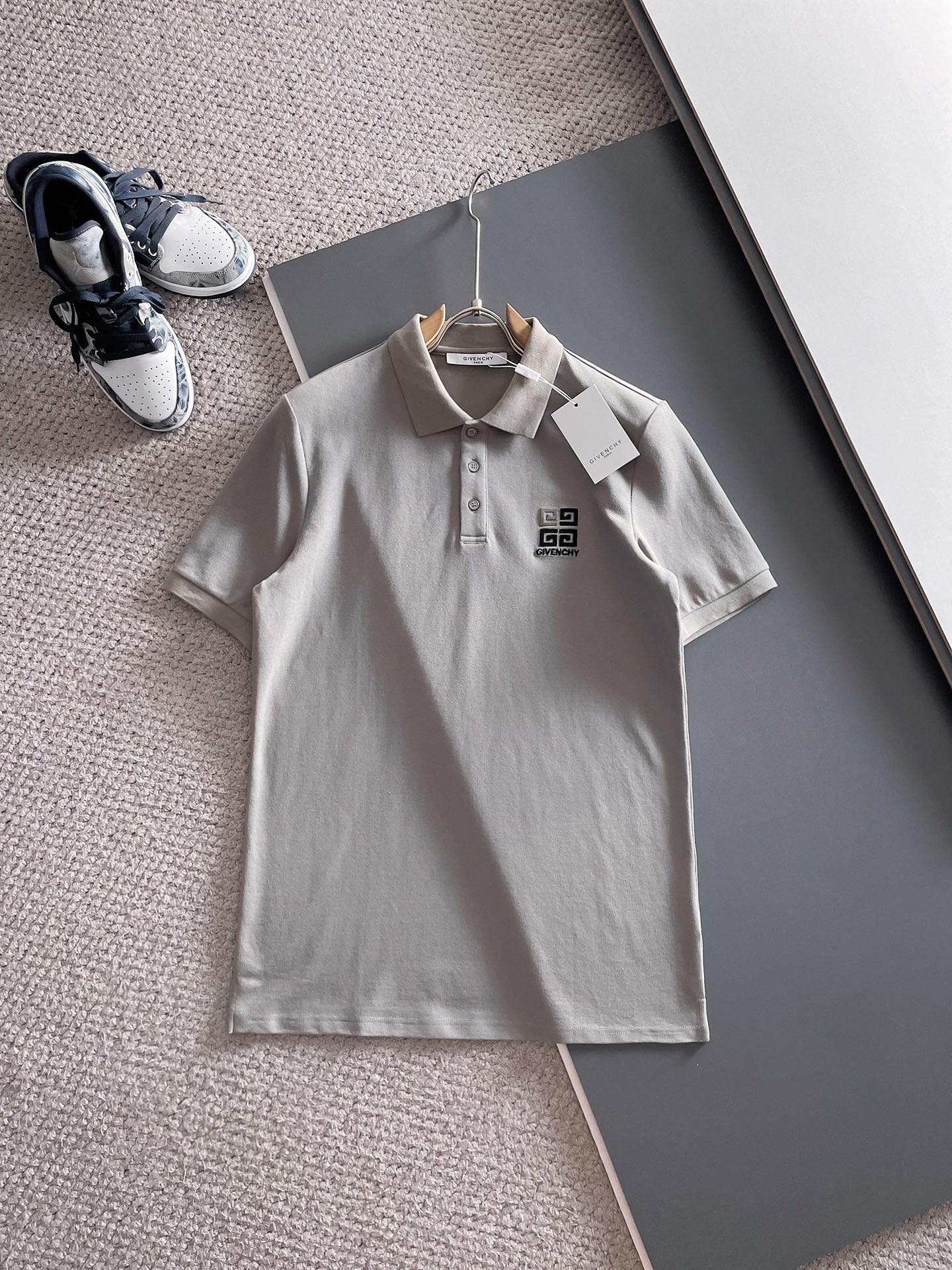 NO:484698,Givenchy's new spring and summer polo collar short-sleeved series. Selected top-grade mercerized bead floor cotton fabrics, complete with three standards!  Fashionable brand elements logo design, the upper body style is excellent, the fabric is delicate, comfortable and breathable, and it is super good-looking and must-have for fashionable men!  Size M-3XL Color black, white, gray Data reference M: bust 104cm-shoulder width 45cm-sleeved length 69cm-sleeved length 21cm L: bust 108cm-shoulder width 46cm-sleeved length 70cm-sleeved length 22cm XL: bust 112cm-shoulder width 47cm-sleeved length 71cm-sleeved length 23cm XXL: bust 116cm-shoulder width 48cm-sleeved length 72cm-sleeved length 24cm 3XL: bust 120cm-shoulder width 49cm-sleeved length 73cm-sleeved length 24cm, givennchy, T-shirt, alexander wang19860909纪梵希 2025春夏新款polo领短袖系列.精选顶级丝光珠地棉面料,三标齐全！时尚大牌元素logo工艺设计,上身版型超赞,面料细腻舒适透气,随意搭配都超级好看时尚型男必备款哦！ 尺码M-3XL 颜色黑色,白色,灰色 数据参考 M码:胸围104cm-肩宽45cm-衣长69cm-袖长21cm L码:胸围108cm-肩宽46cm-衣长70cm-袖长22cm XL码:胸围112cm-肩宽47cm-衣长71cm-袖长23cm XXL码:胸围116cm-肩宽48cm-衣长72cm-袖长24cm 3XL码:胸围120cm-肩宽49cm-衣长73cm-袖长24cm,,givenchy,T-shirt,alexander wang,Men's clothing